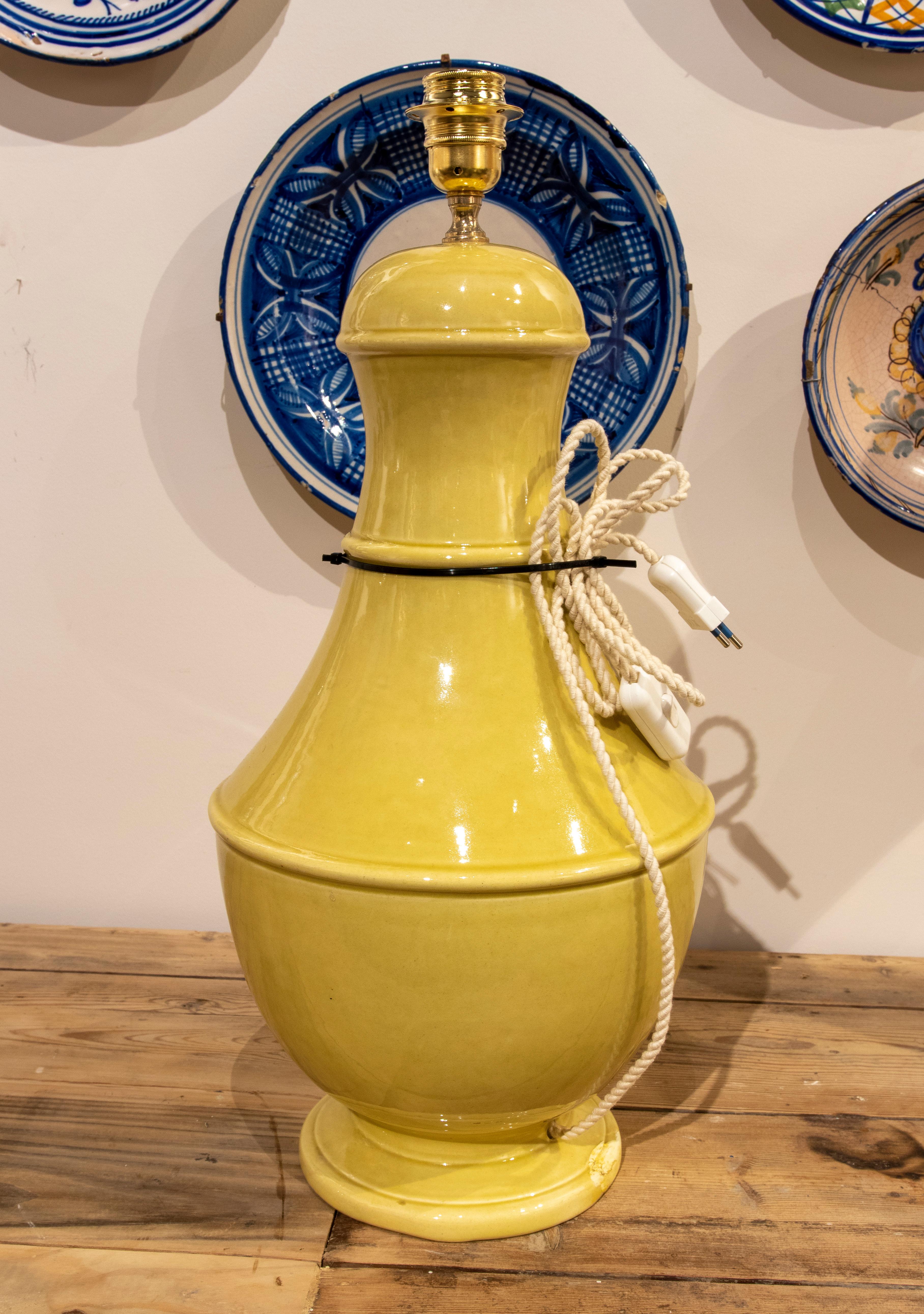 1970s Spanish Ceramic Lamp in Yellow Colour In Good Condition In Marbella, ES