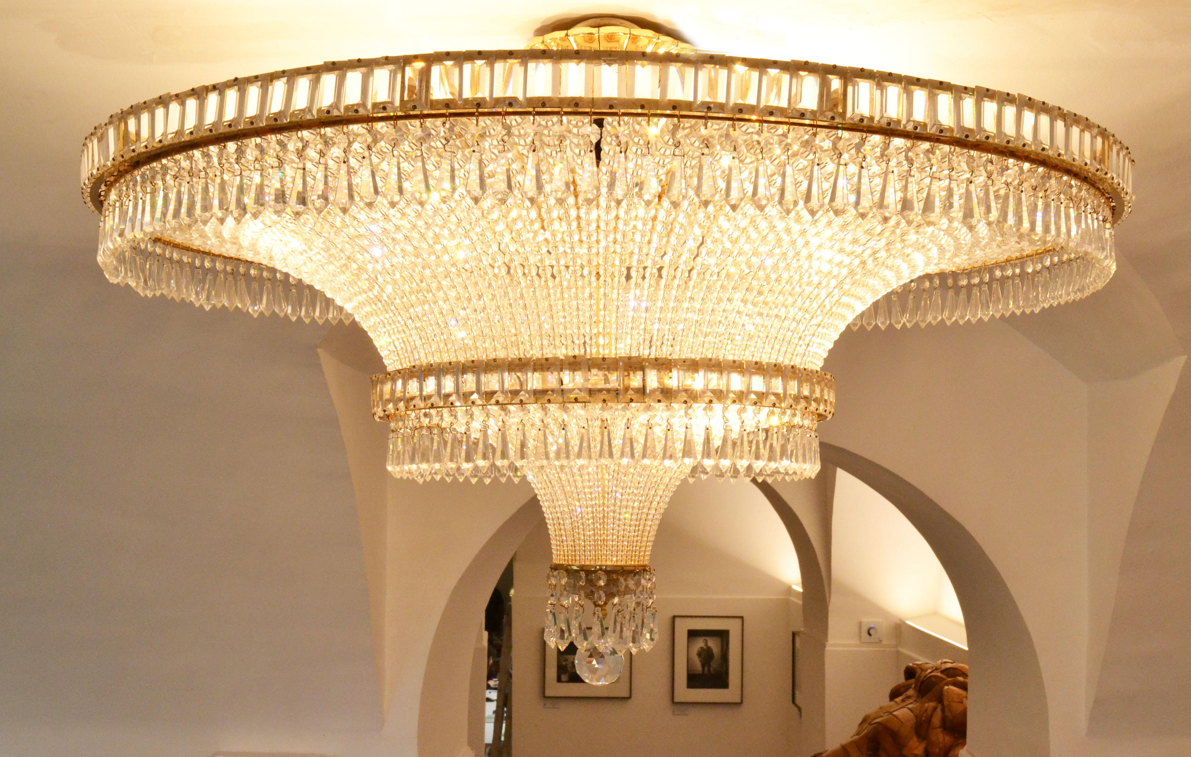 1970s Spanish Design Round Swarovski Crystal Chandelier In Good Condition For Sale In Madrid, ES