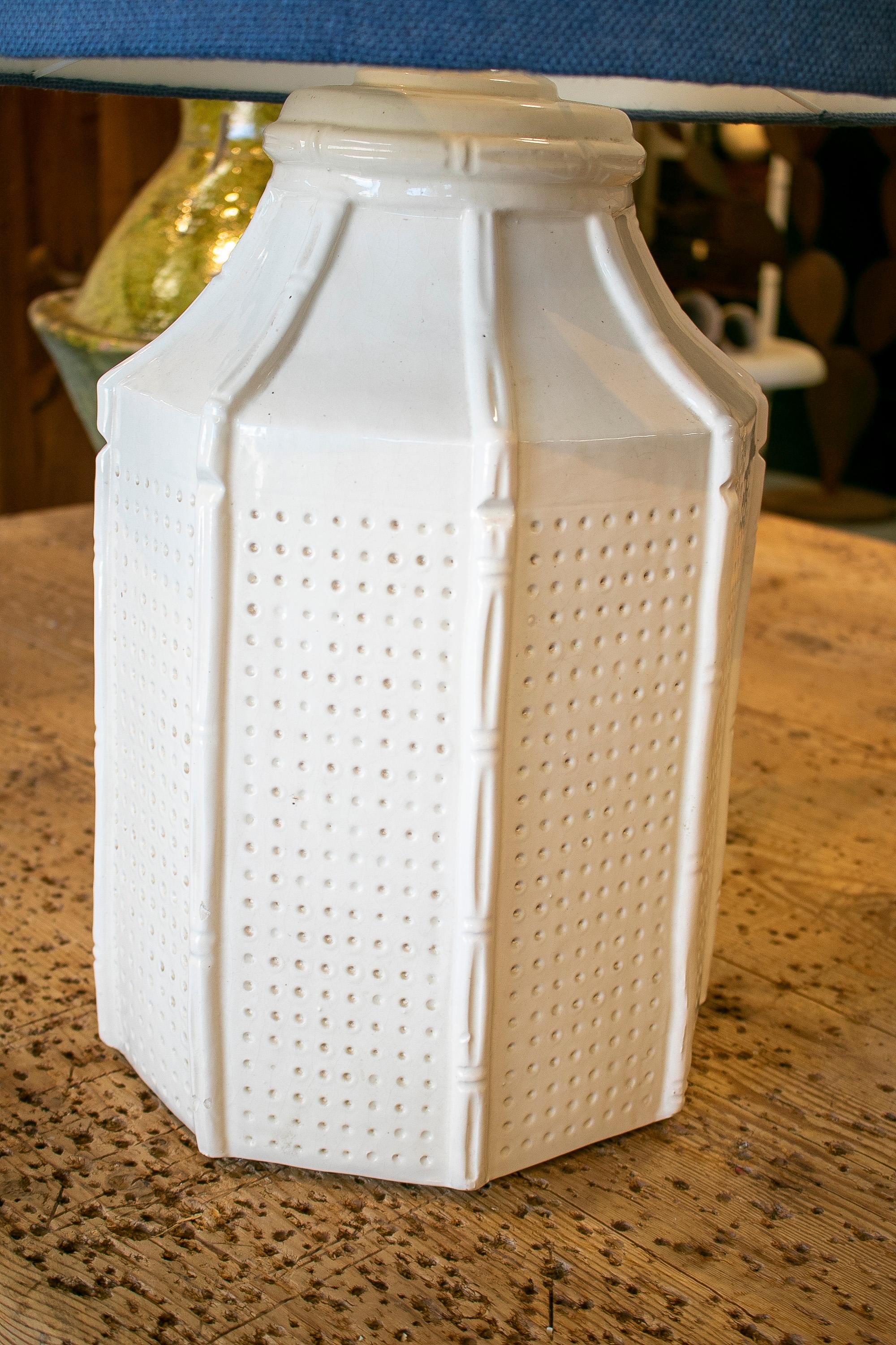 1970s Spanish Faux Woven Wicker & Bamboo White Glazed Terracotta Table Lamp In Good Condition For Sale In Marbella, ES