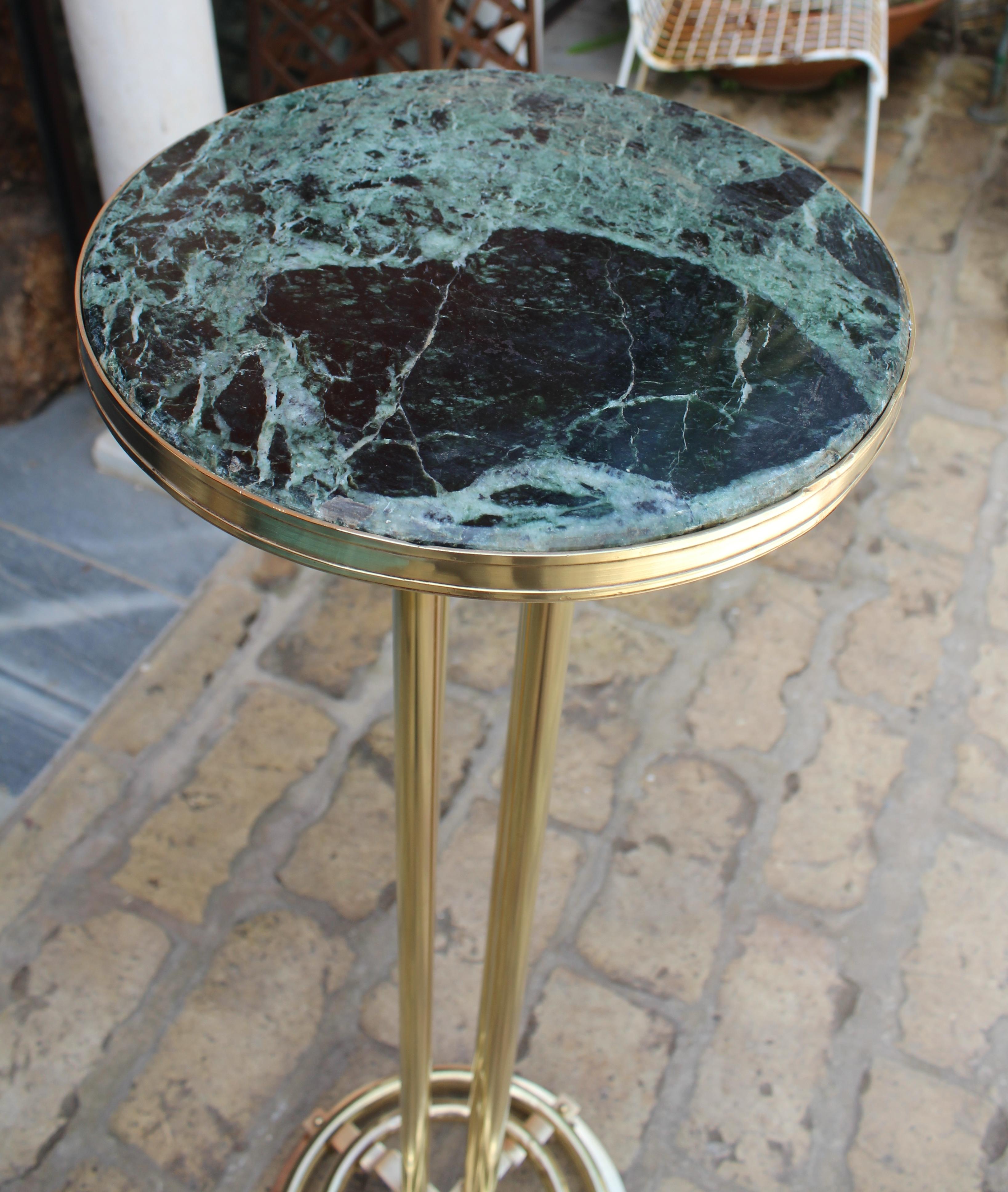 1970s Spanish gilded brass tall table with green serpentine marble top from renowned Marbella restaurant La Meridiana.
 