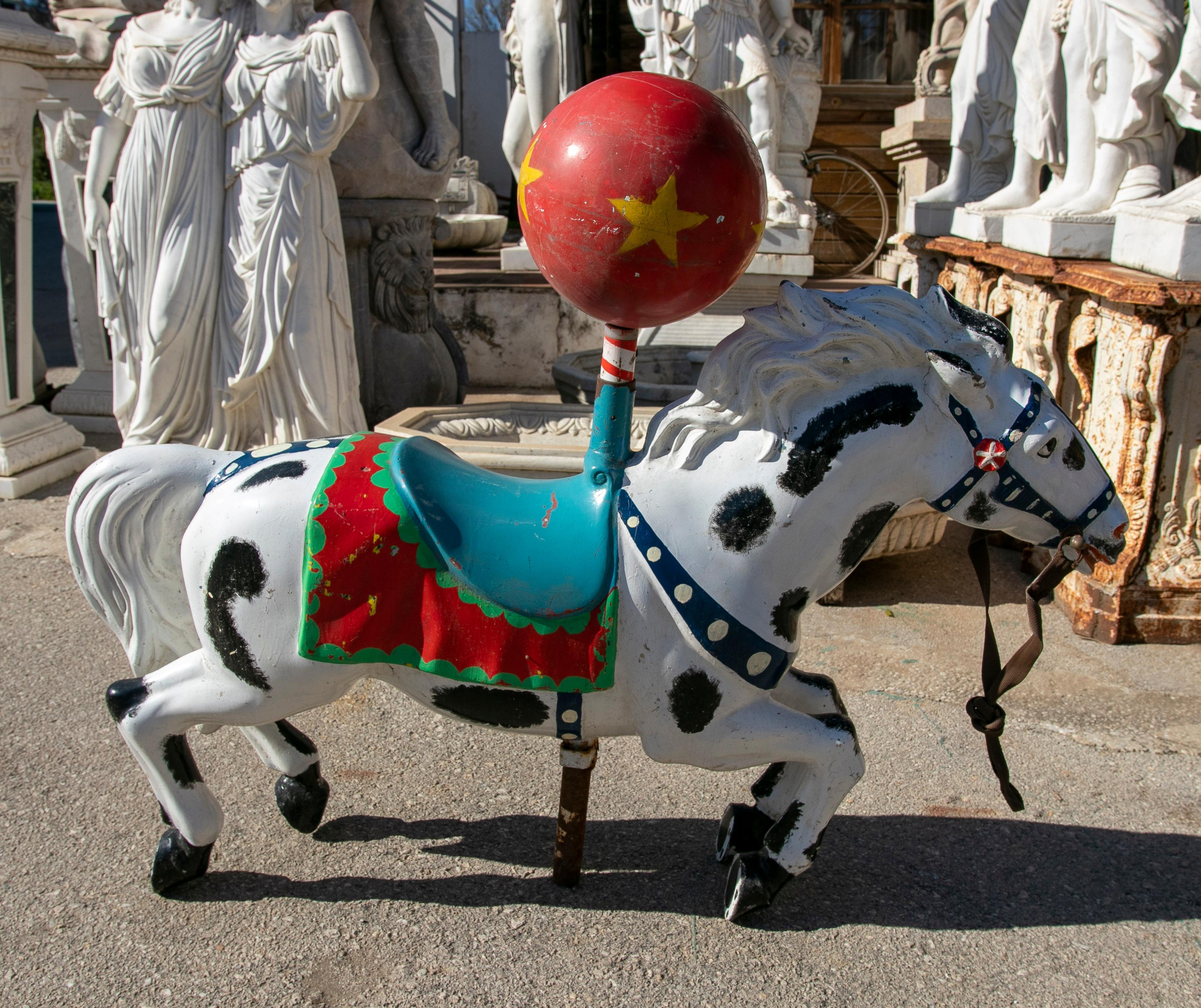 Sculpture espagnole en résine peinte à la main, datant des années 1970, représentant un carrousel de chevaux de foire.