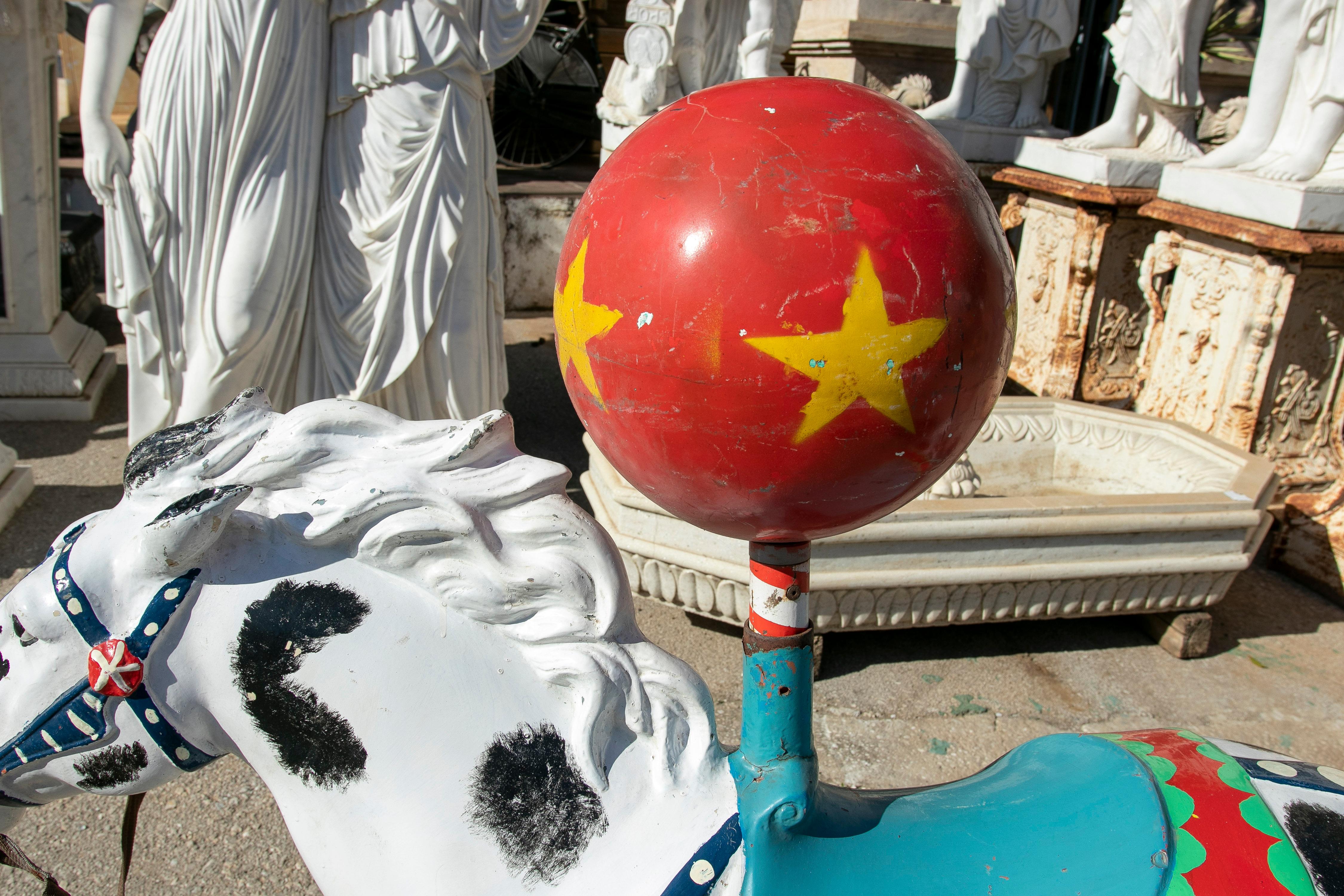 Spanische handbemalte Fairground-Skulptur eines Karussellpferdes aus Harz, 1970er Jahre (20. Jahrhundert) im Angebot