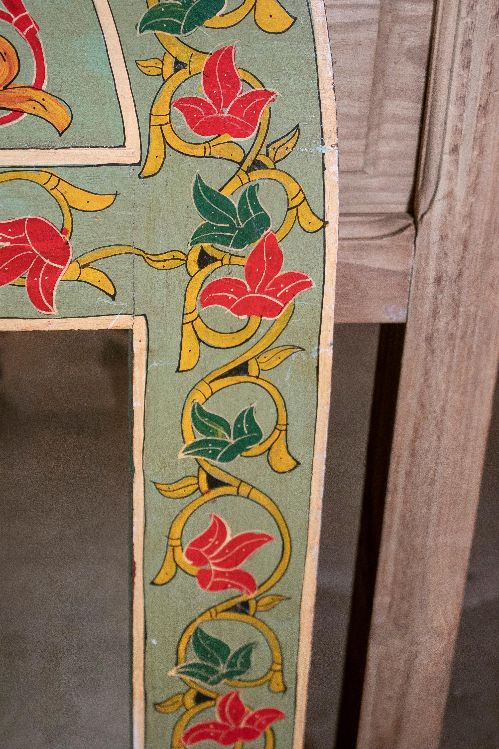 Specchio da parete ad arco in legno dipinto a mano degli anni '70 in Spagna in vendita 4