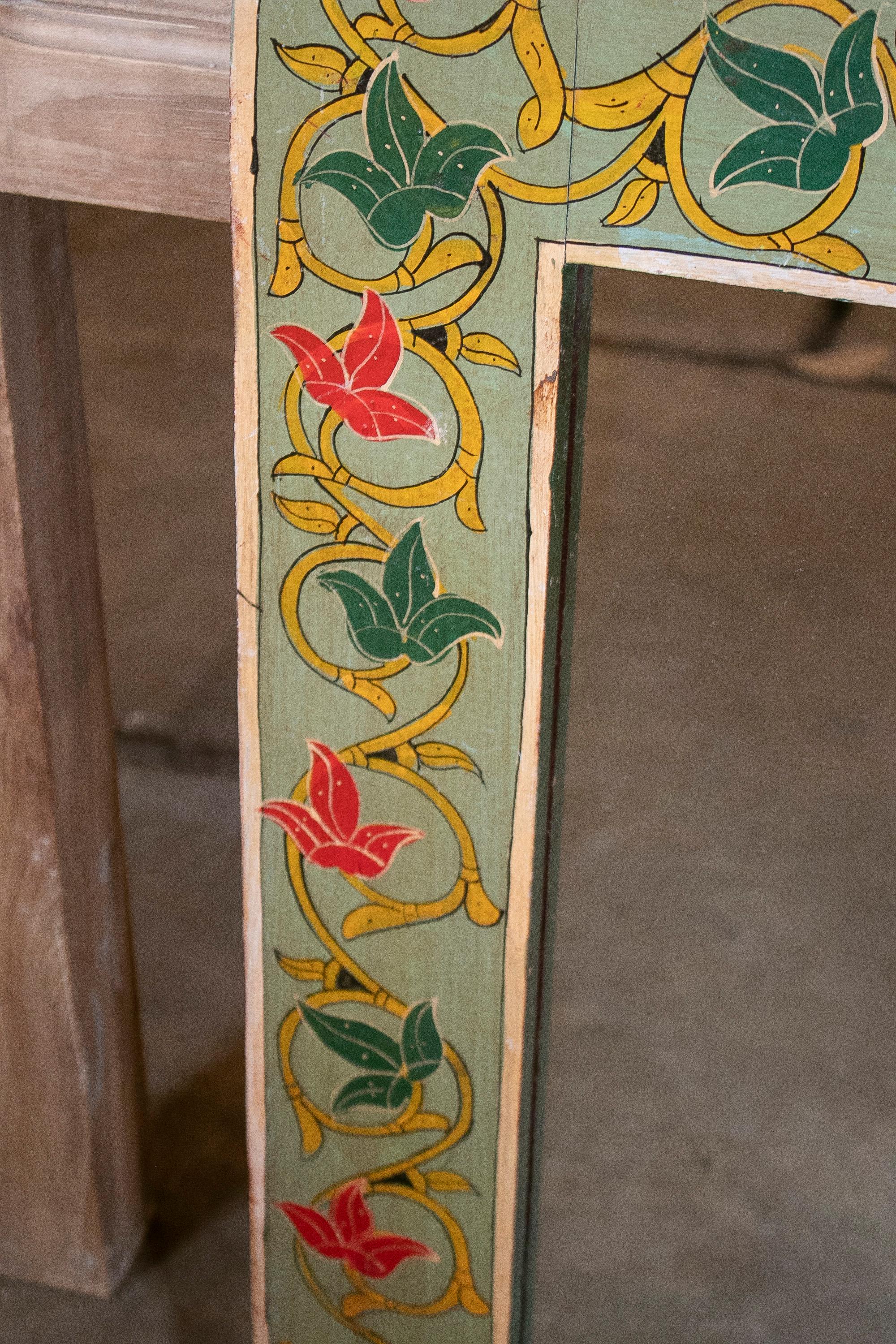 Specchio da parete ad arco in legno dipinto a mano degli anni '70 in Spagna in vendita 5