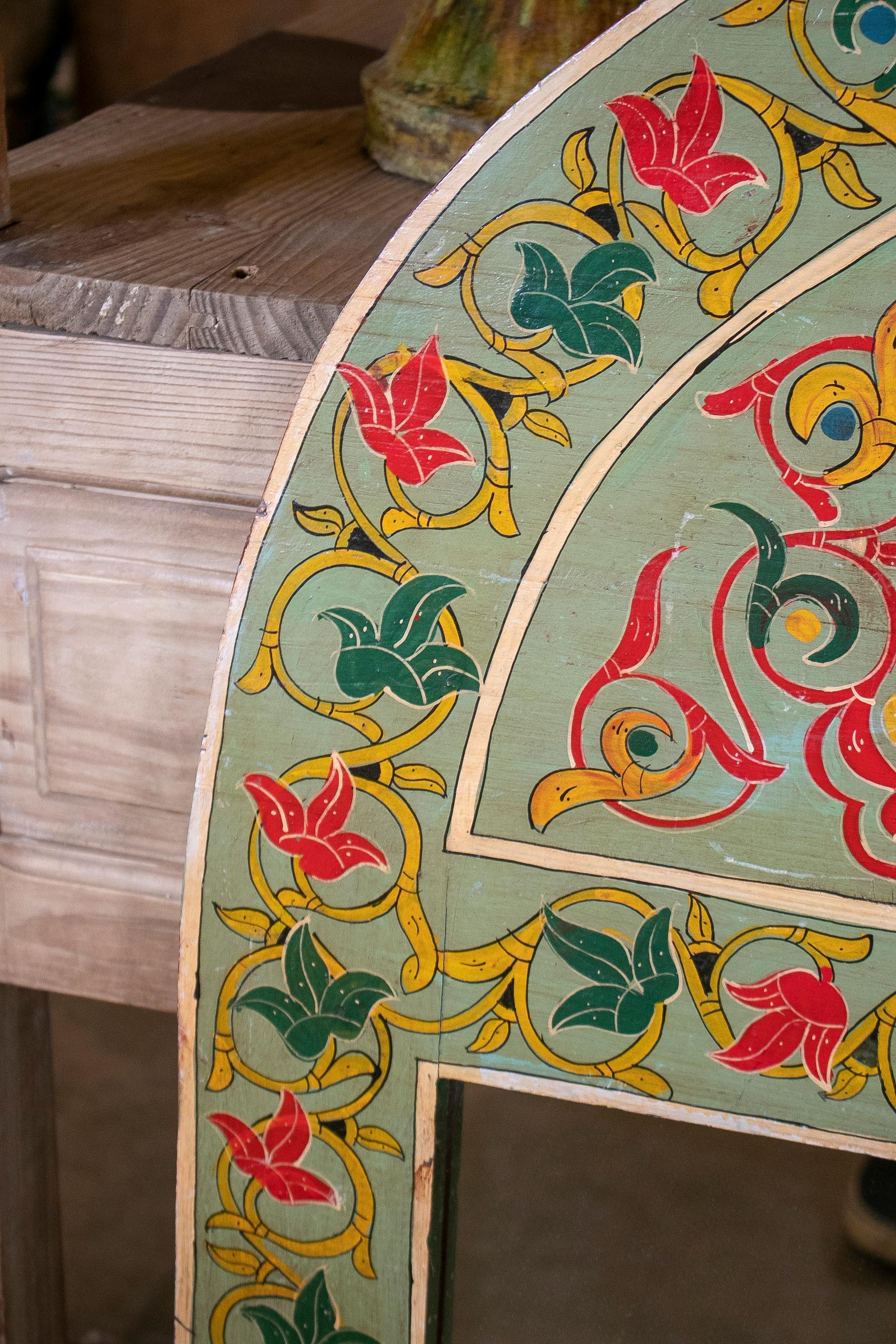 Specchio da parete ad arco in legno dipinto a mano degli anni '70 in Spagna in vendita 1