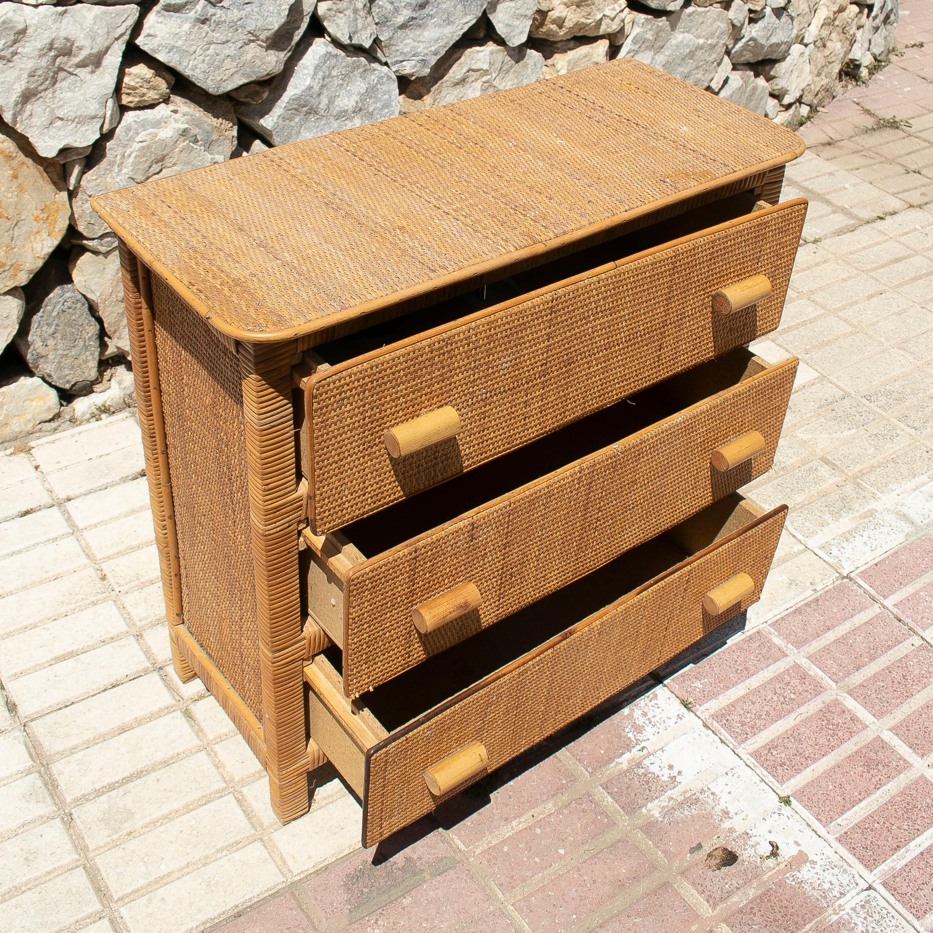 Cassettone a 3 cassetti in vimini intrecciato a mano spagnolo degli anni '70 in vendita 1