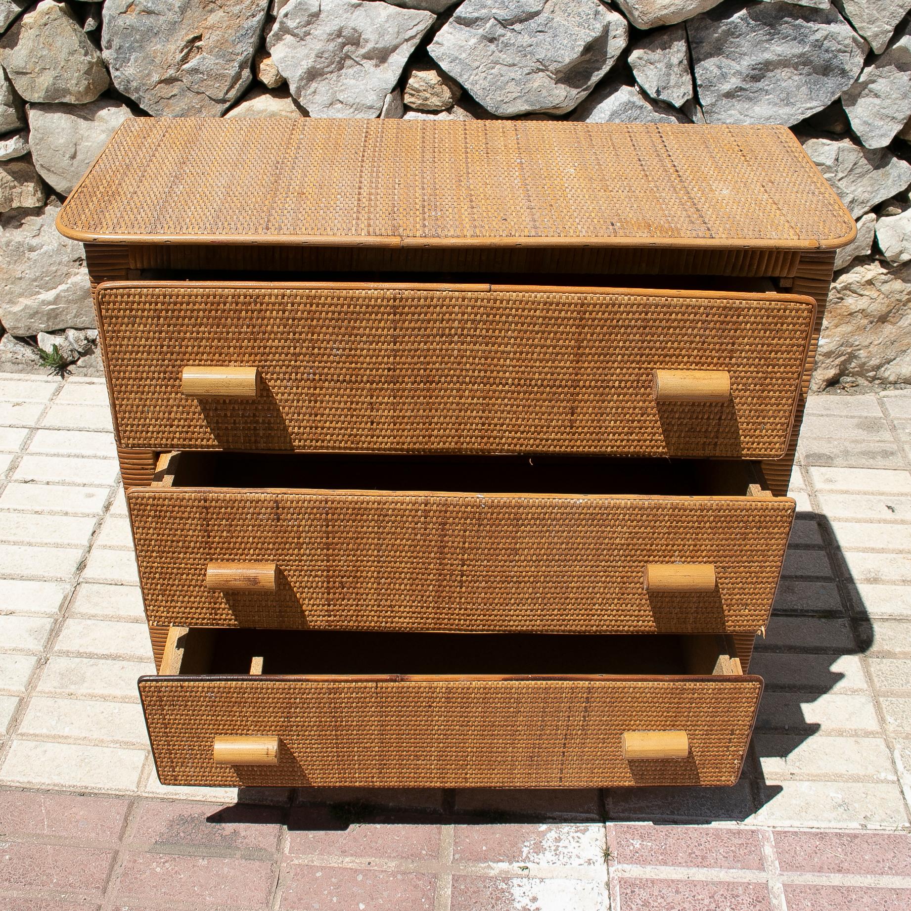 Cassettone a 3 cassetti in vimini intrecciato a mano spagnolo degli anni '70 in vendita 2