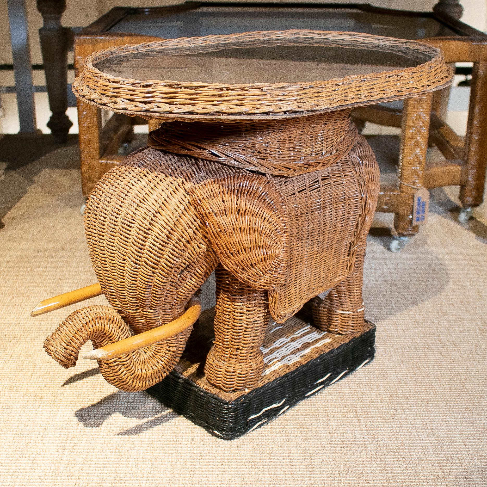 1970s Spanish Hand Woven Wicker Elephant Shaped Pedestal Table In Good Condition In Marbella, ES