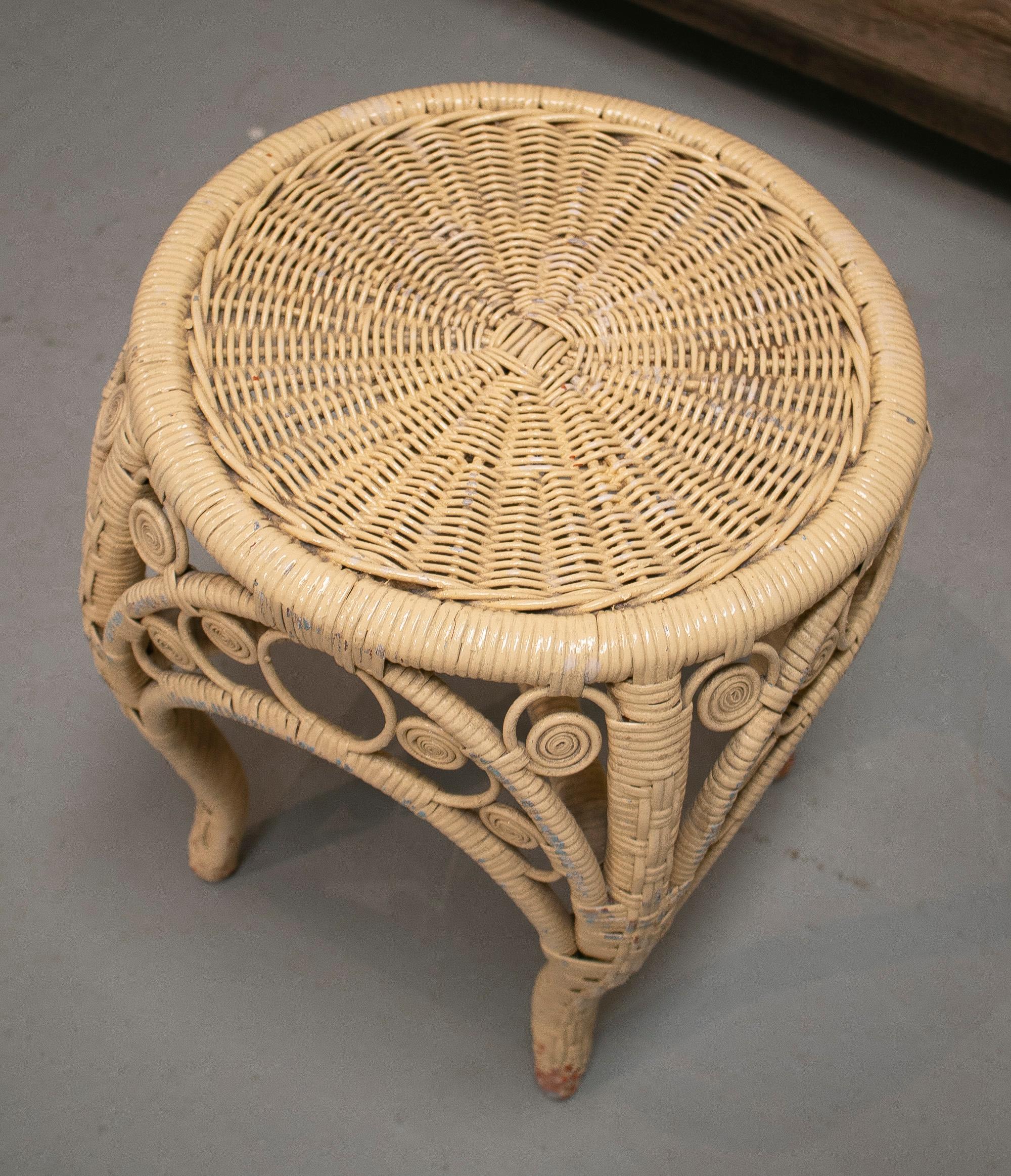 20ième siècle 1970 Tabouret bas rond peint en osier tressé à la main en Espagne en vente