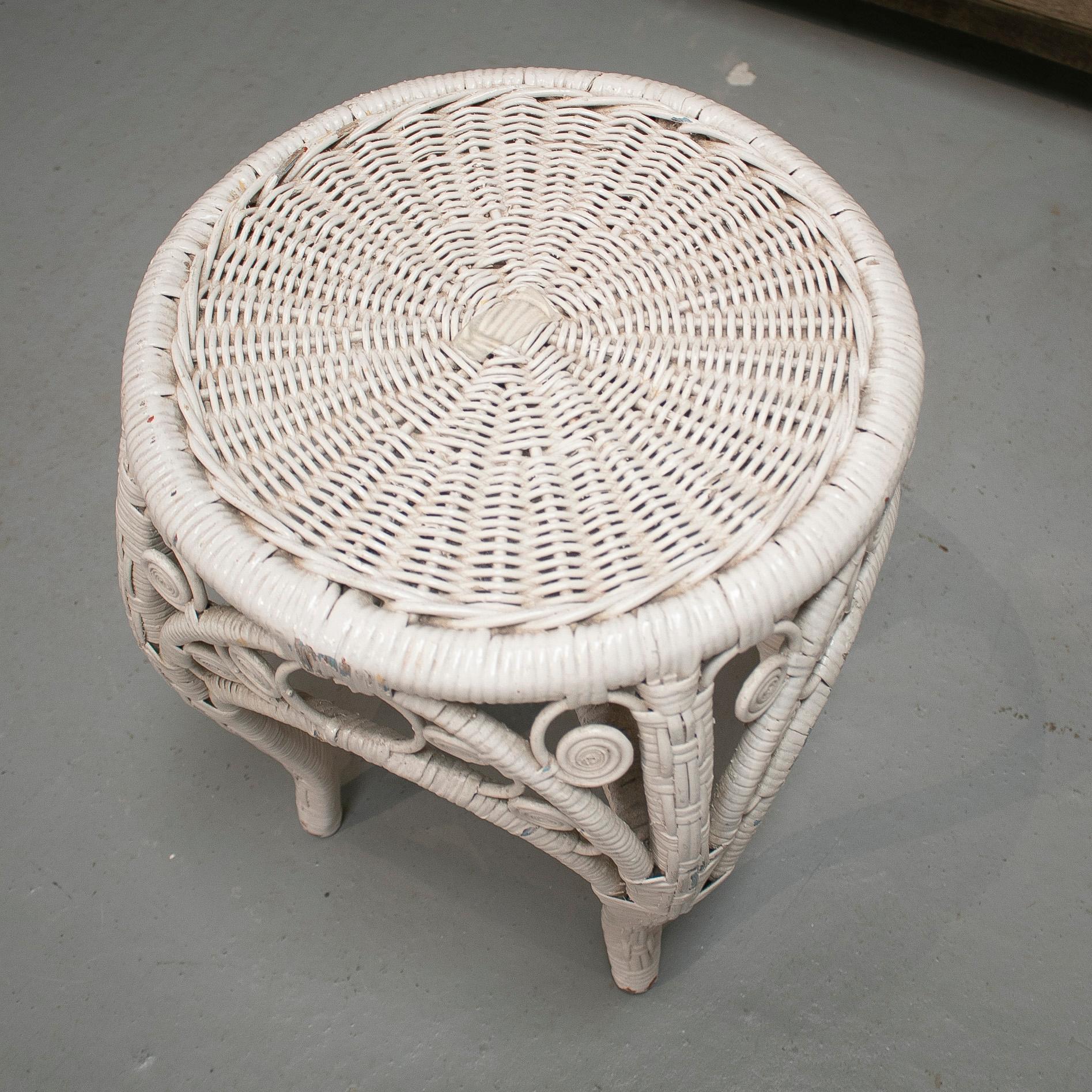 1970s Spanish Hand Woven Wicker Painted Round Low Stool In Good Condition For Sale In Marbella, ES
