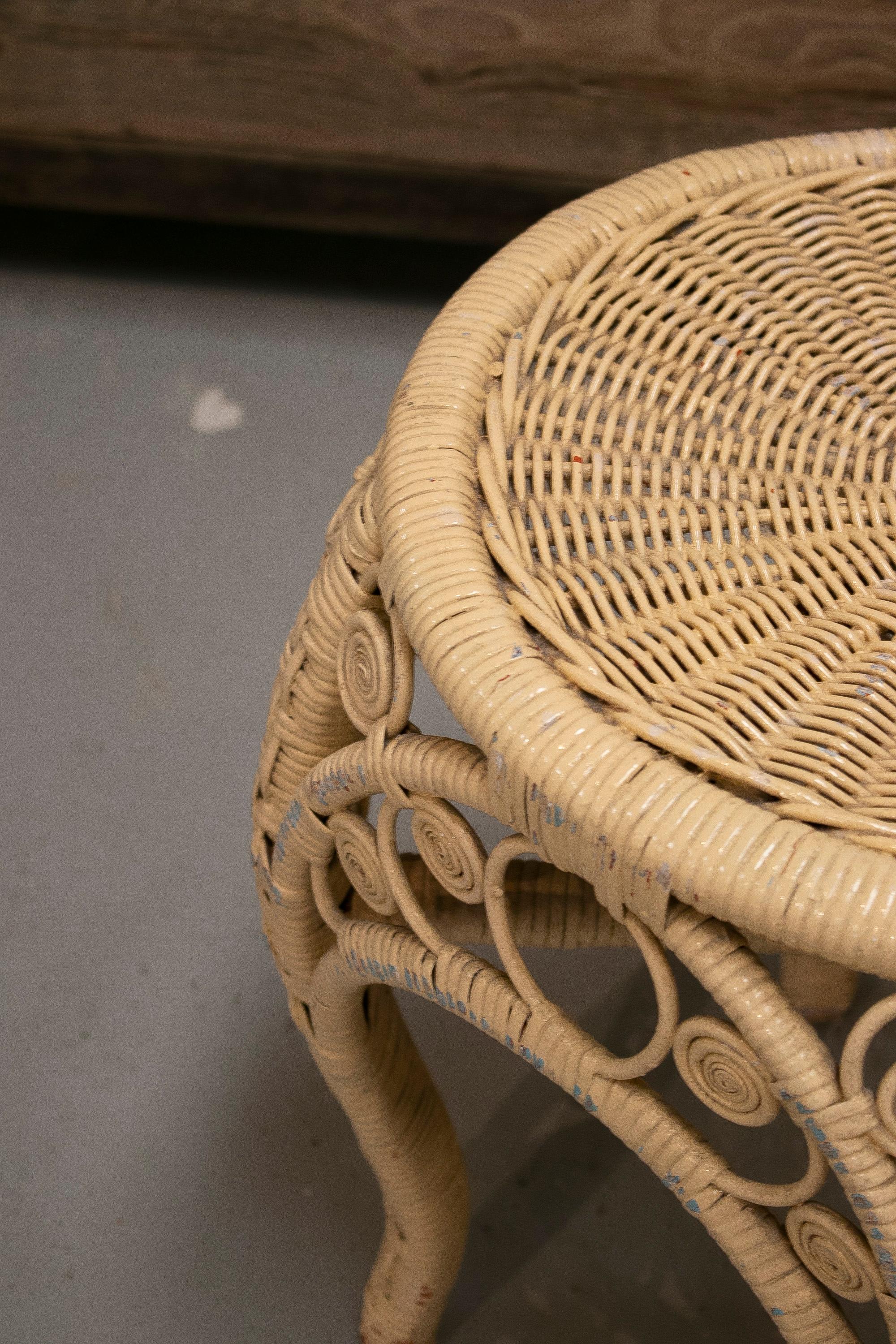 1970s Spanish Hand Woven Wicker Painted Round Low Stool In Good Condition For Sale In Marbella, ES