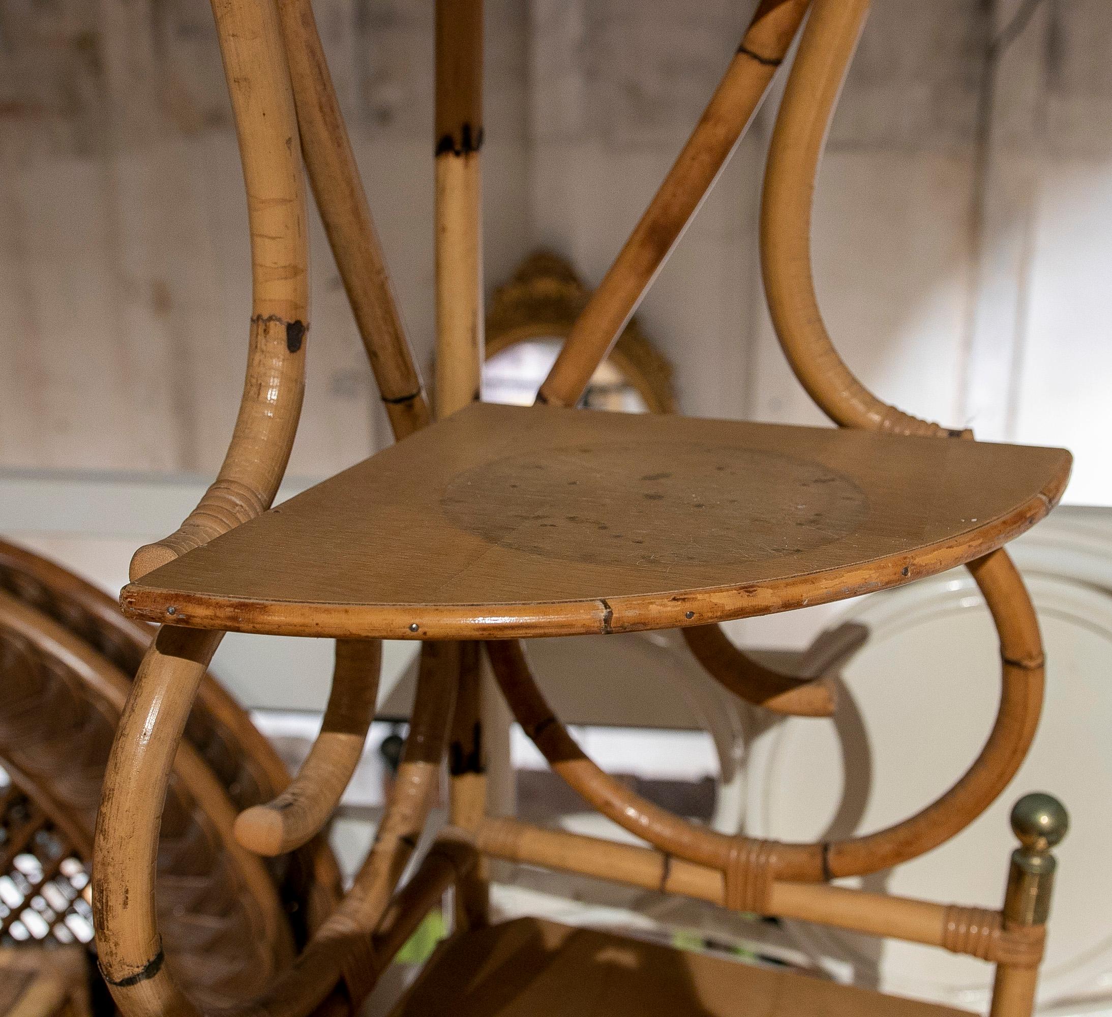 Spagnolo Scaffale angolare in bambù spagnolo fatto a mano degli anni '70 con pinne in metallo in vendita