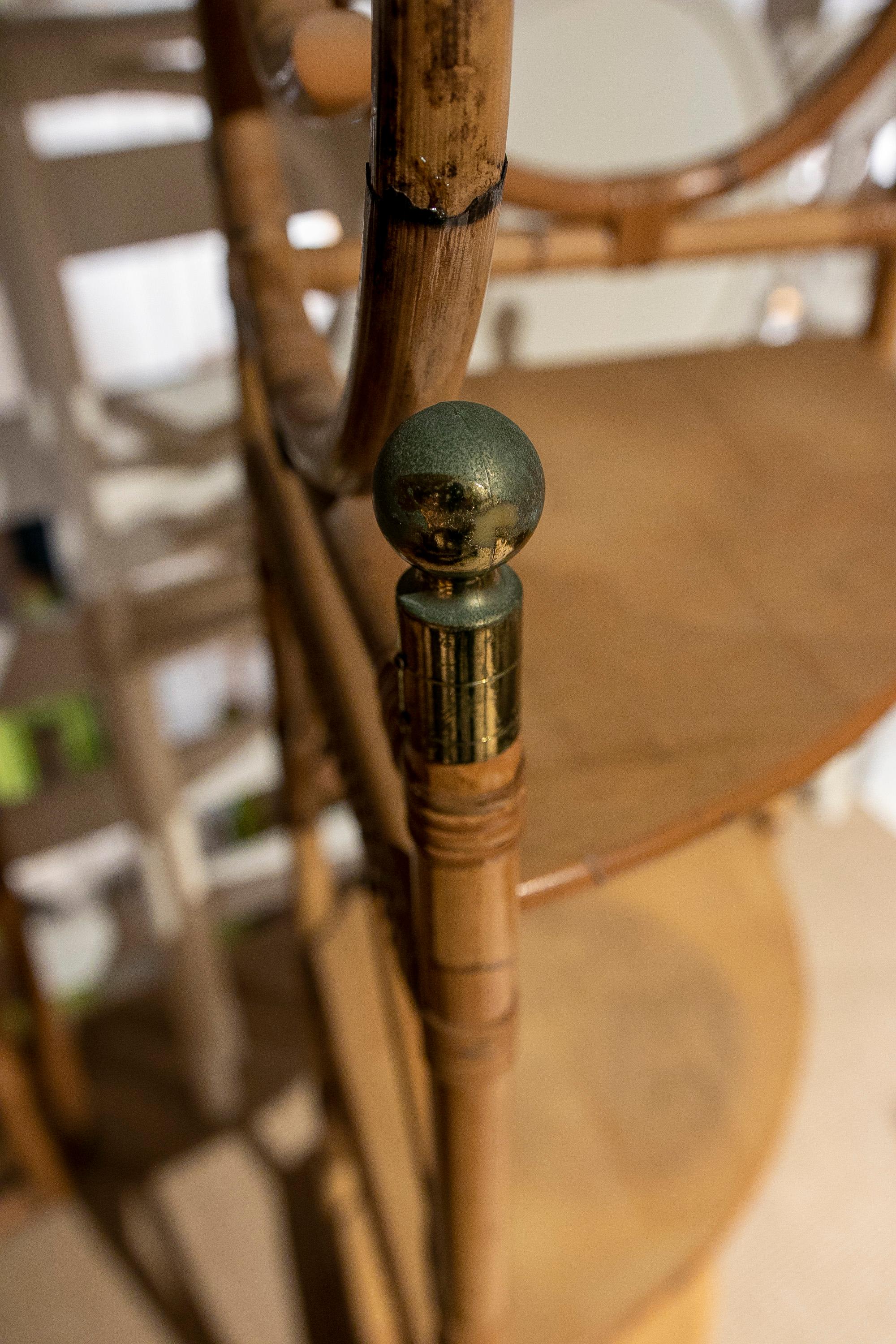 XX secolo Scaffale angolare in bambù spagnolo fatto a mano degli anni '70 con pinne in metallo in vendita