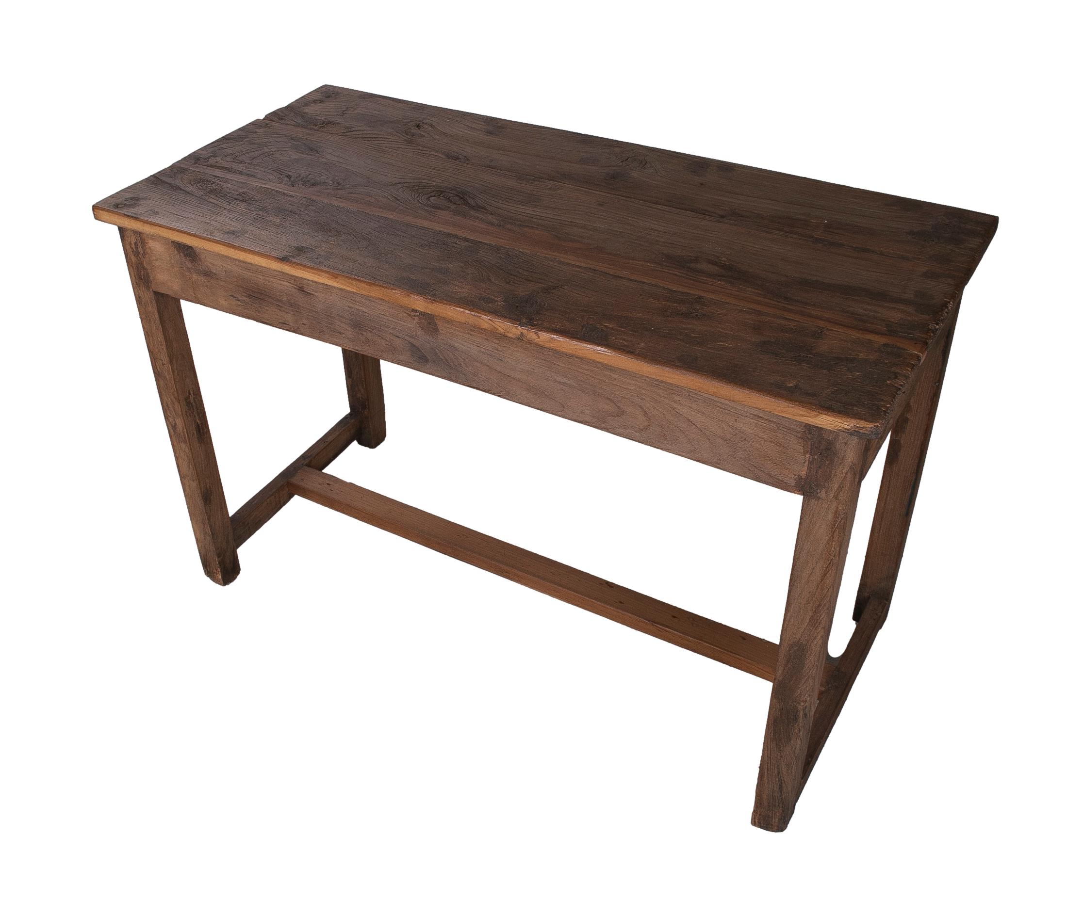 Mesa de madera lavada industrial española de los años 70 con patas de travesaño en Bueno estado para la venta en Marbella, ES