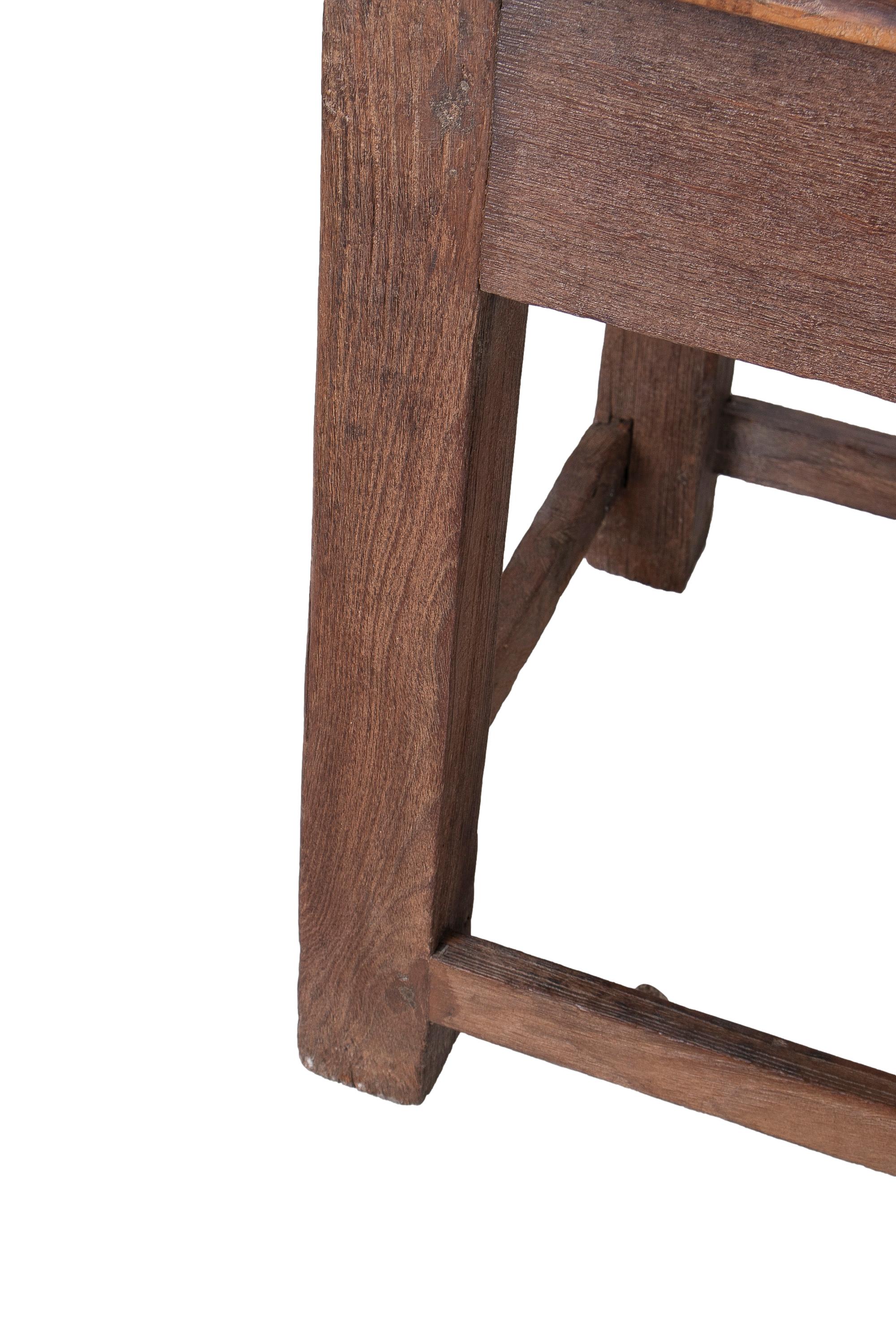 Table industrielle espagnole à 2 tiroirs en bois des années 1970 avec pieds en écailles croisées en vente 4