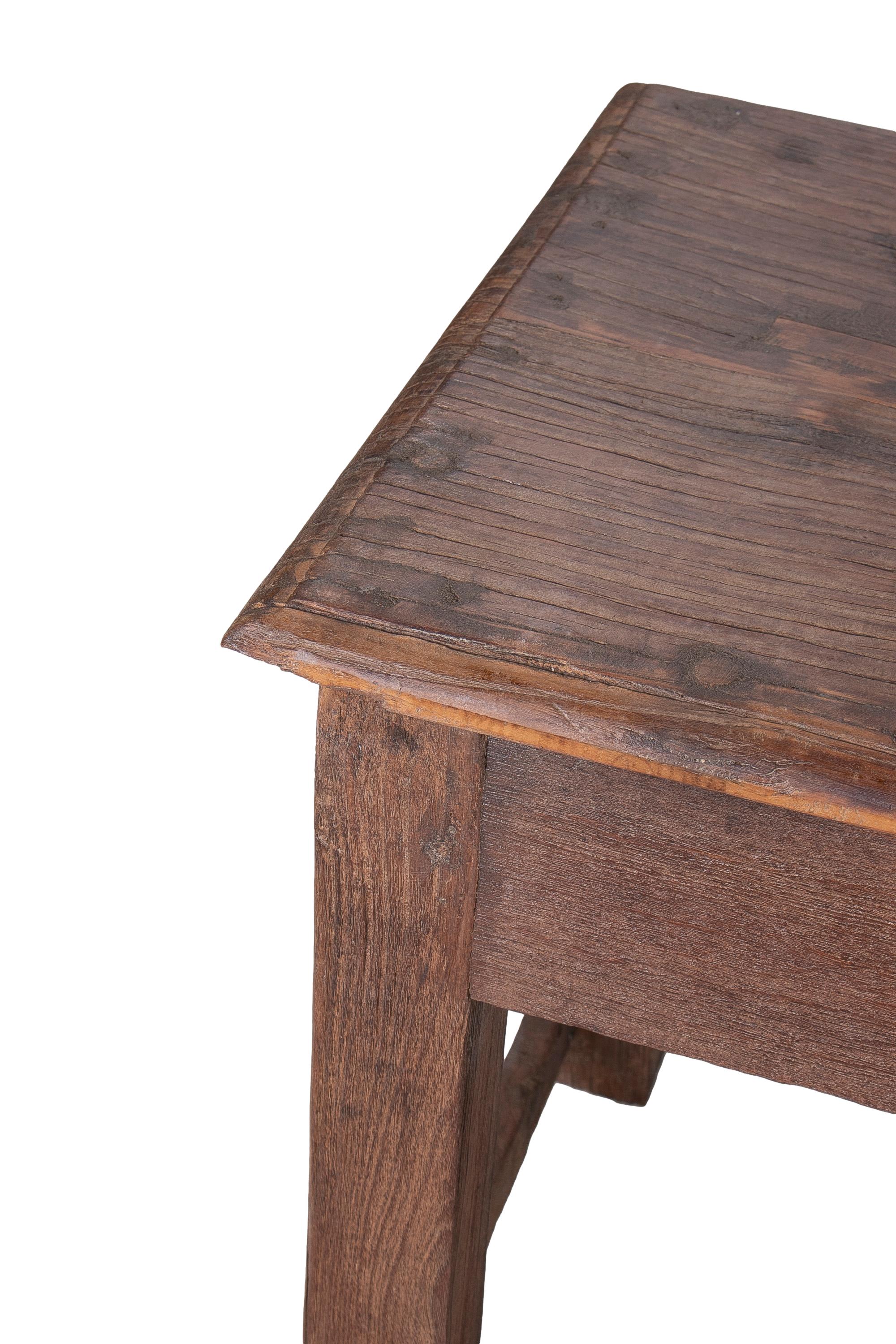 Table industrielle espagnole à 2 tiroirs en bois des années 1970 avec pieds en écailles croisées en vente 5