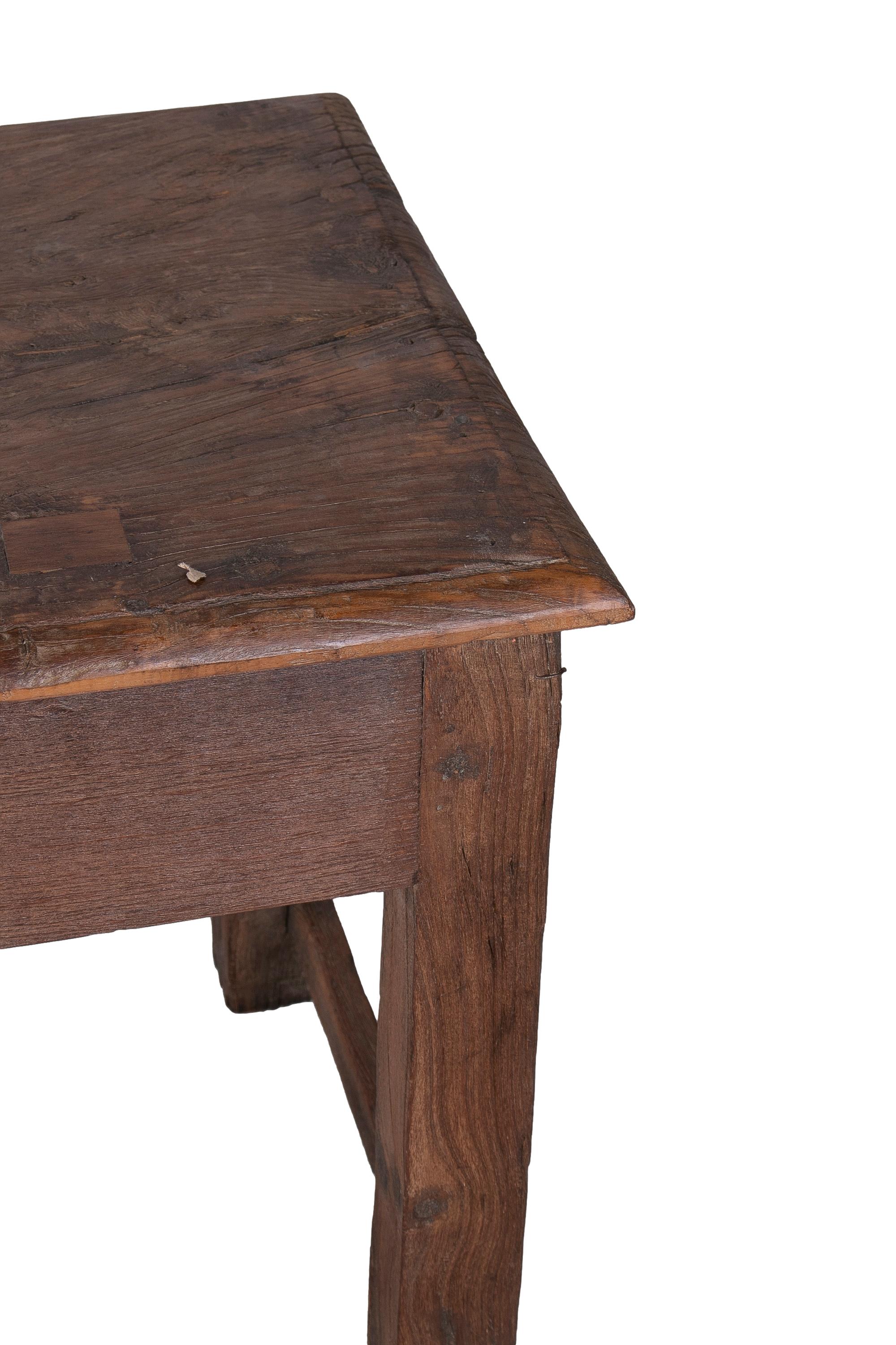 Table industrielle espagnole à 2 tiroirs en bois des années 1970 avec pieds en écailles croisées en vente 6
