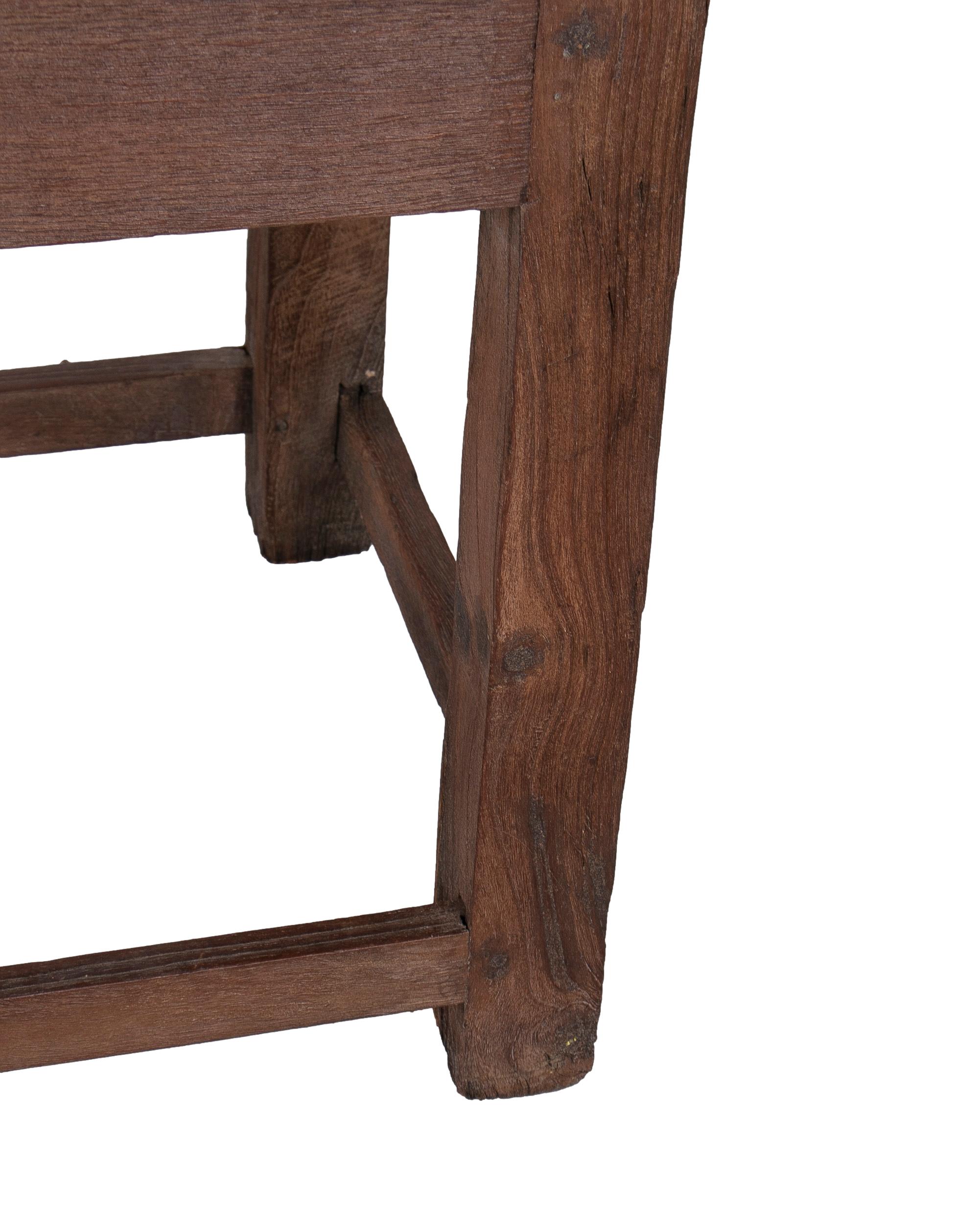 Table industrielle espagnole à 2 tiroirs en bois des années 1970 avec pieds en écailles croisées en vente 7