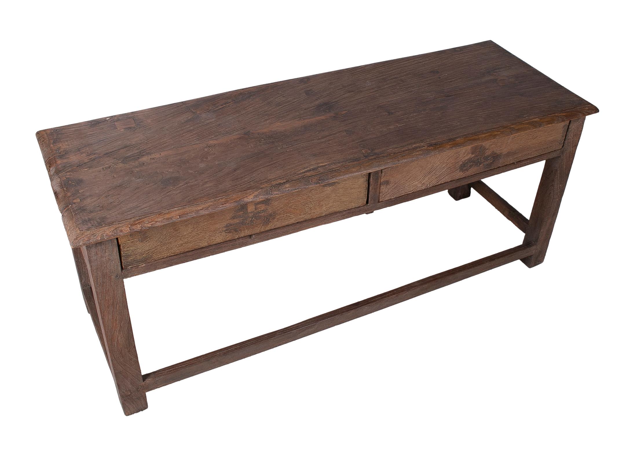 Espagnol Table industrielle espagnole à 2 tiroirs en bois des années 1970 avec pieds en écailles croisées en vente