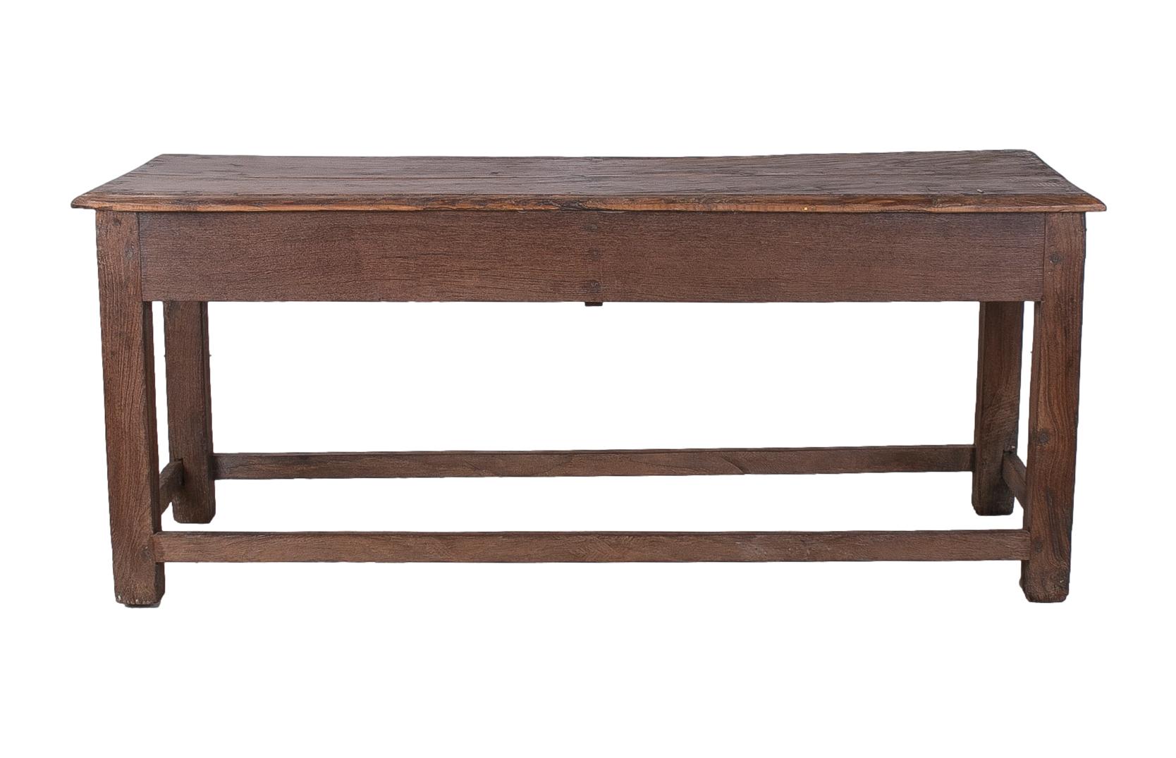 Bois Table industrielle espagnole à 2 tiroirs en bois des années 1970 avec pieds en écailles croisées en vente