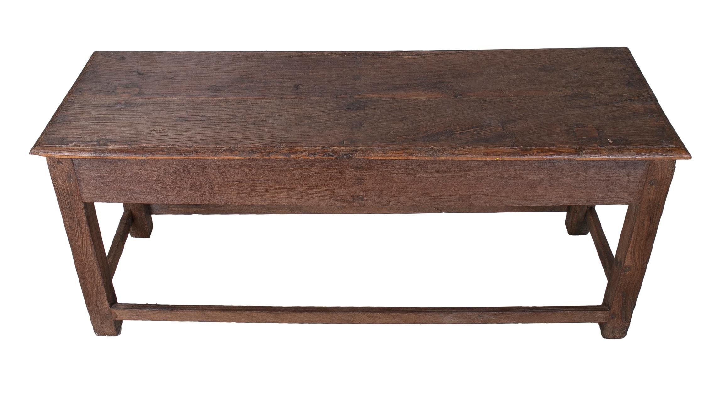 Table industrielle espagnole à 2 tiroirs en bois des années 1970 avec pieds en écailles croisées en vente 1