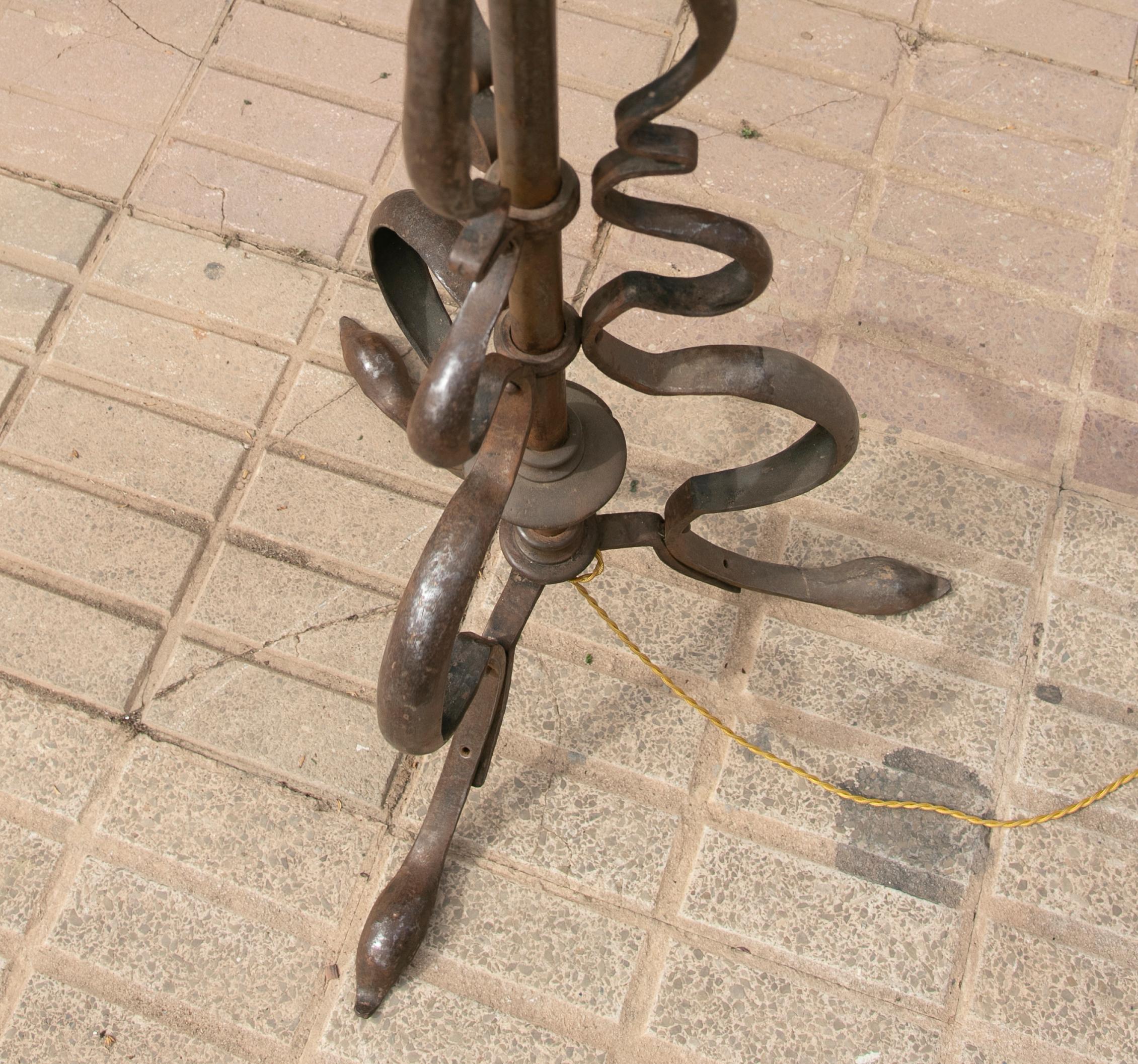 Lampadaire espagnol en fer et bronze des annes 1970 en vente 7