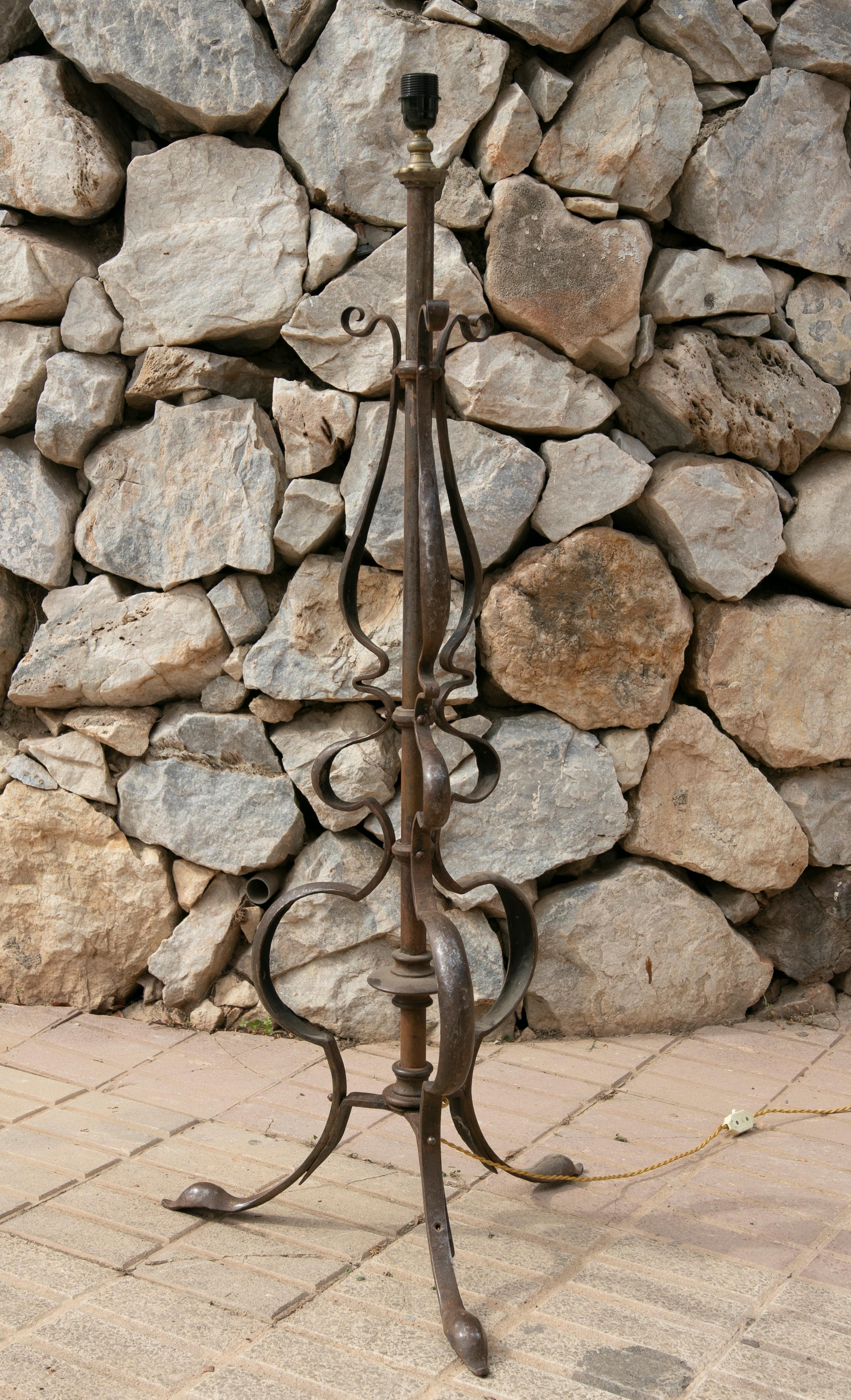 1970s Spanish Iron and Bronze Floor Lamp In Good Condition For Sale In Marbella, ES
