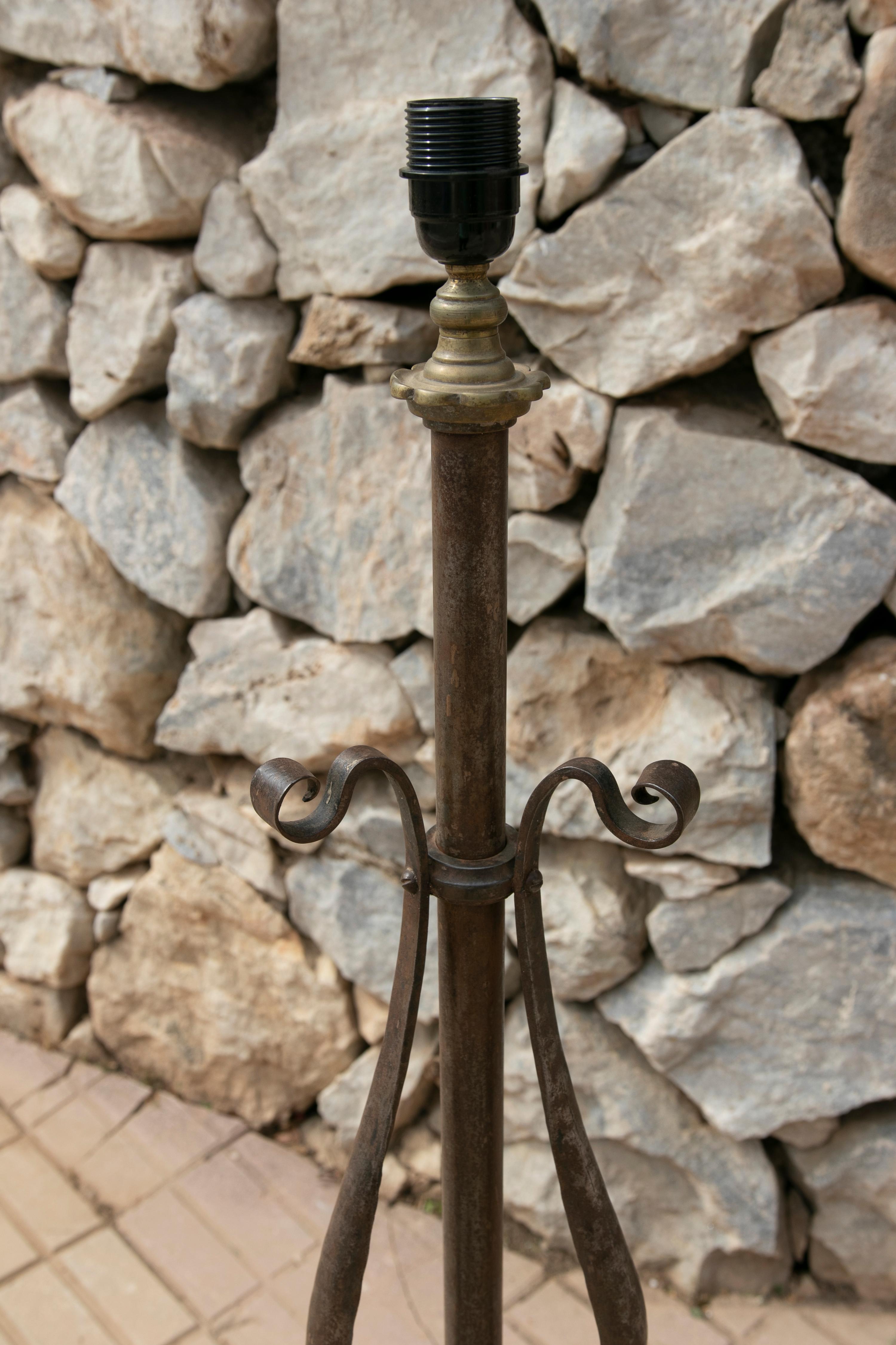 20ième siècle Lampadaire espagnol en fer et bronze des annes 1970 en vente