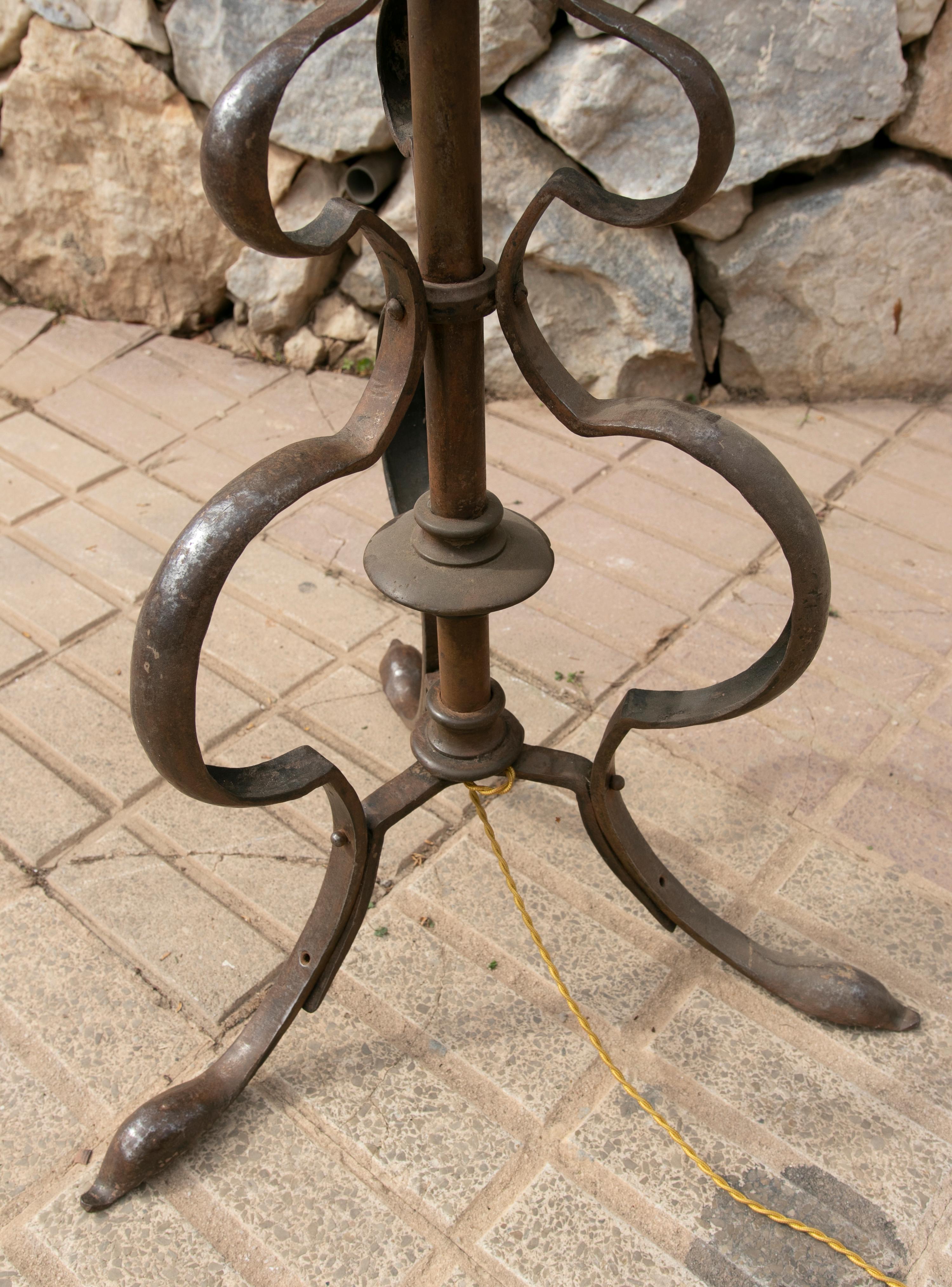 Lampadaire espagnol en fer et bronze des annes 1970 en vente 2