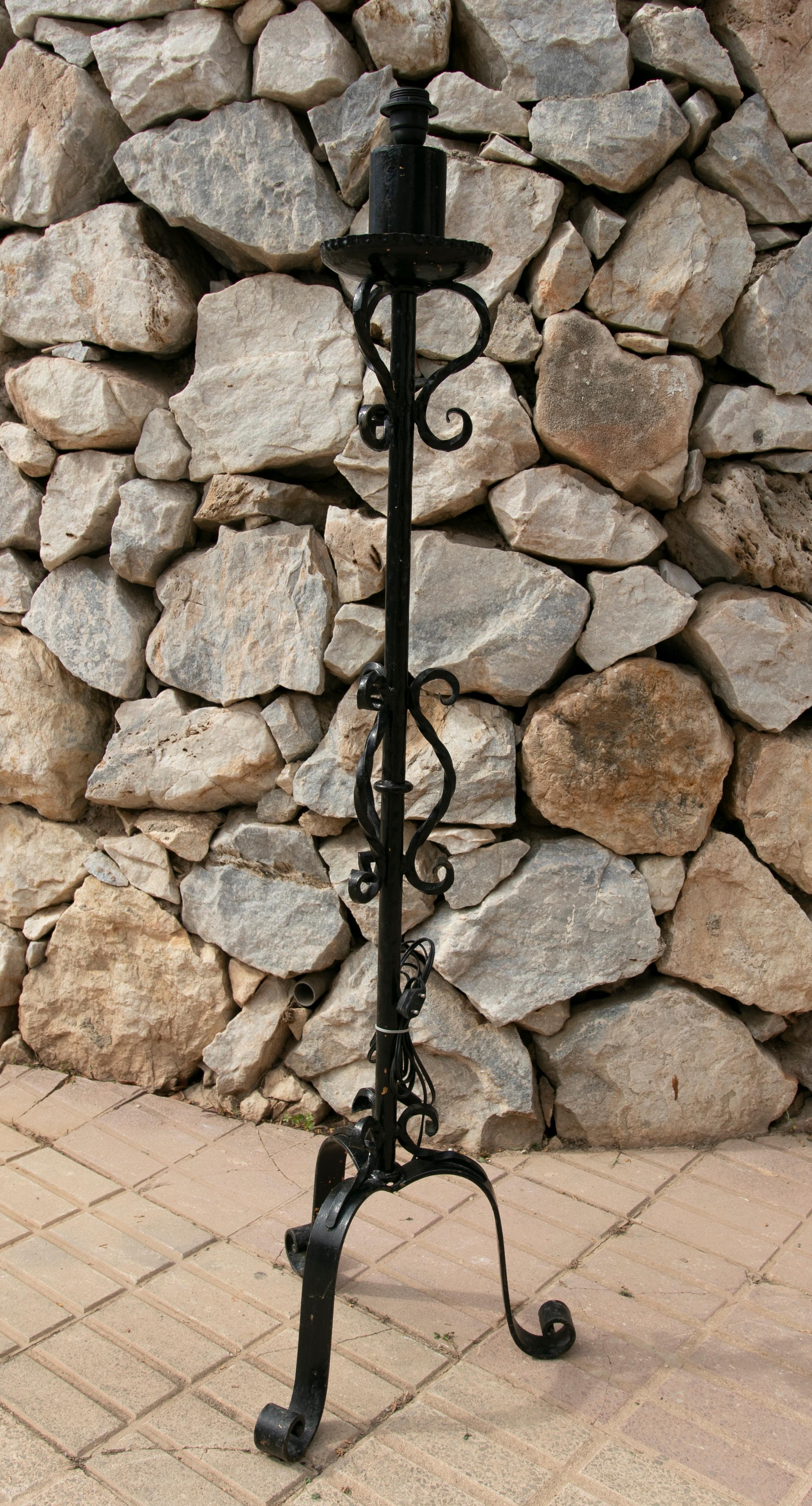1970s Spanish Iron Floor Lamp Painted in Black In Good Condition For Sale In Marbella, ES