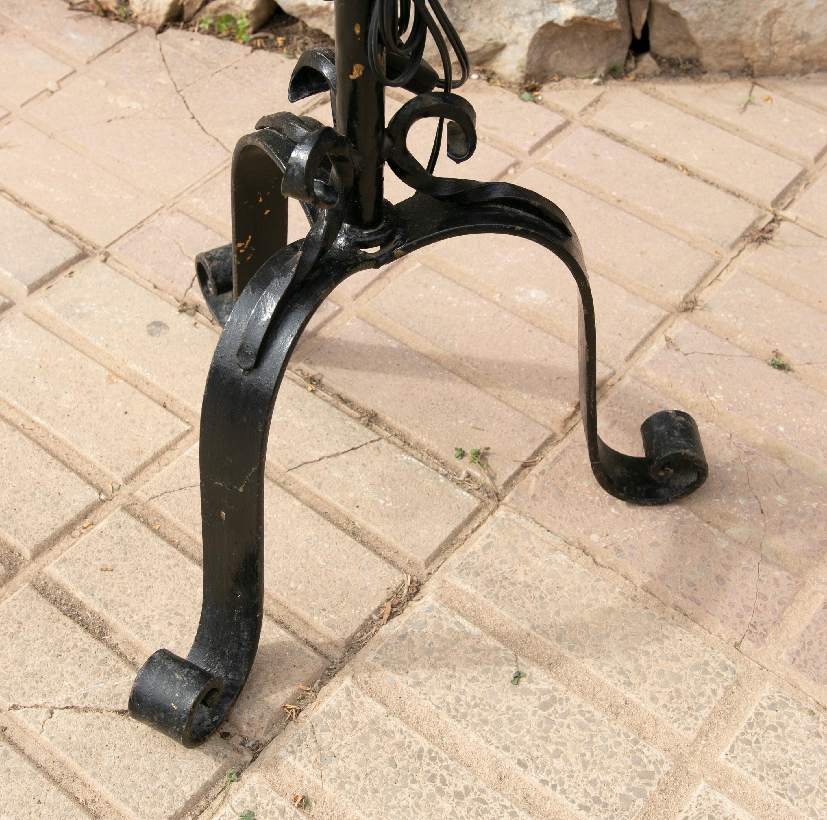 1970s Spanish Iron Floor Lamp Painted in Black For Sale 3