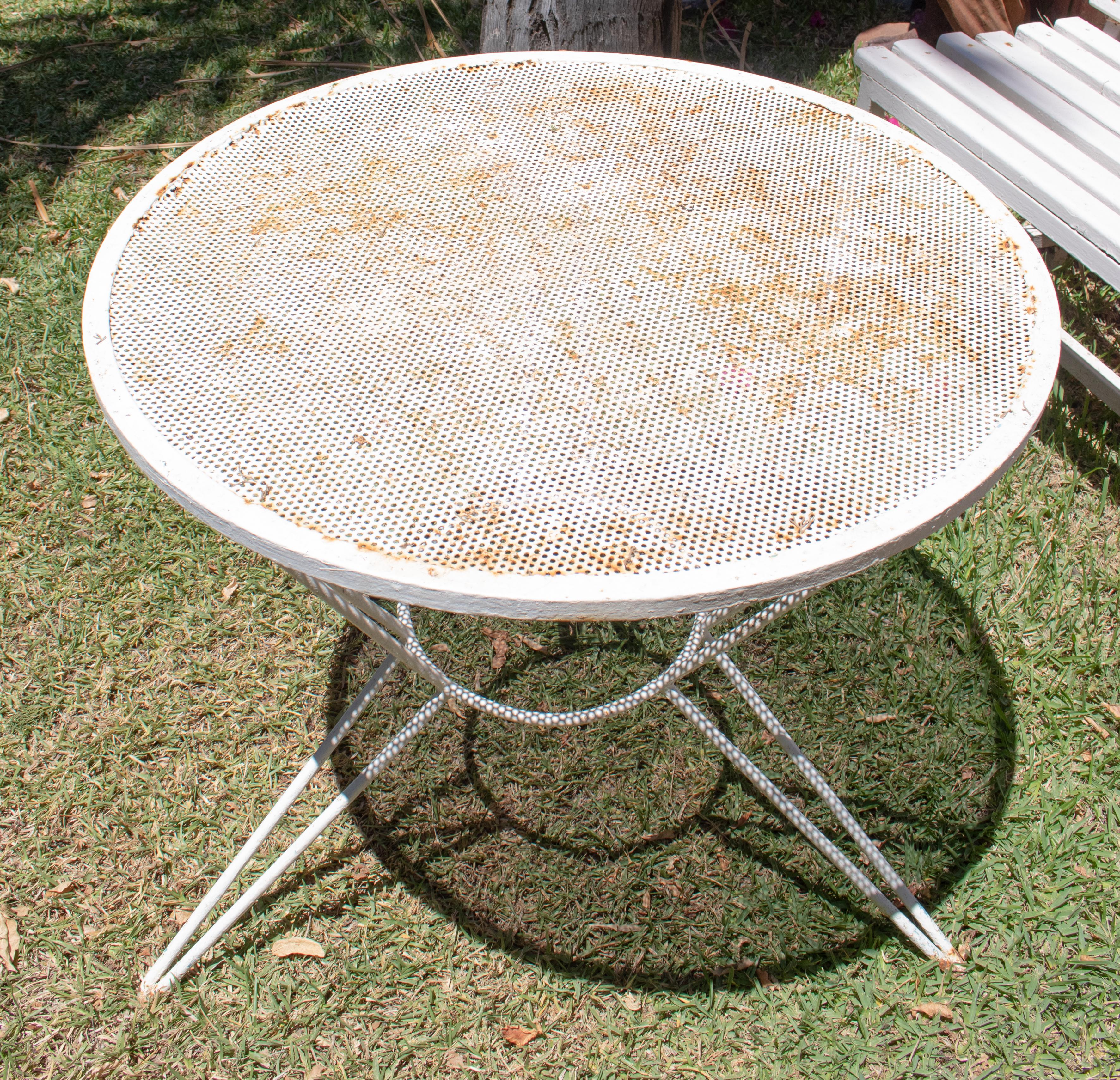 Runder Gartentisch aus spanischem Eisen aus den 1970er Jahren.