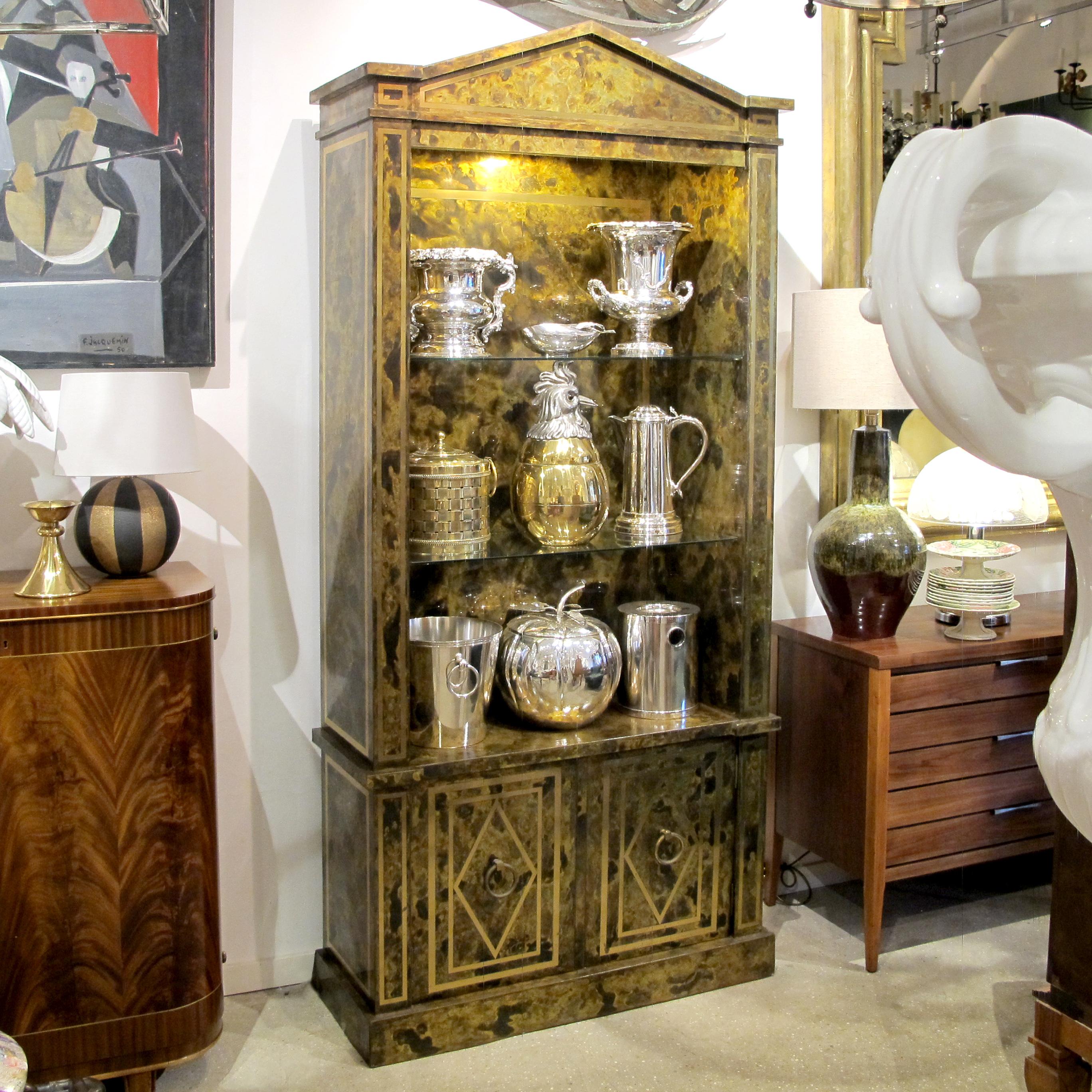 1970 Spanish Neo-Classical Style Brass Display Cabinet - Vitrine en vente 3