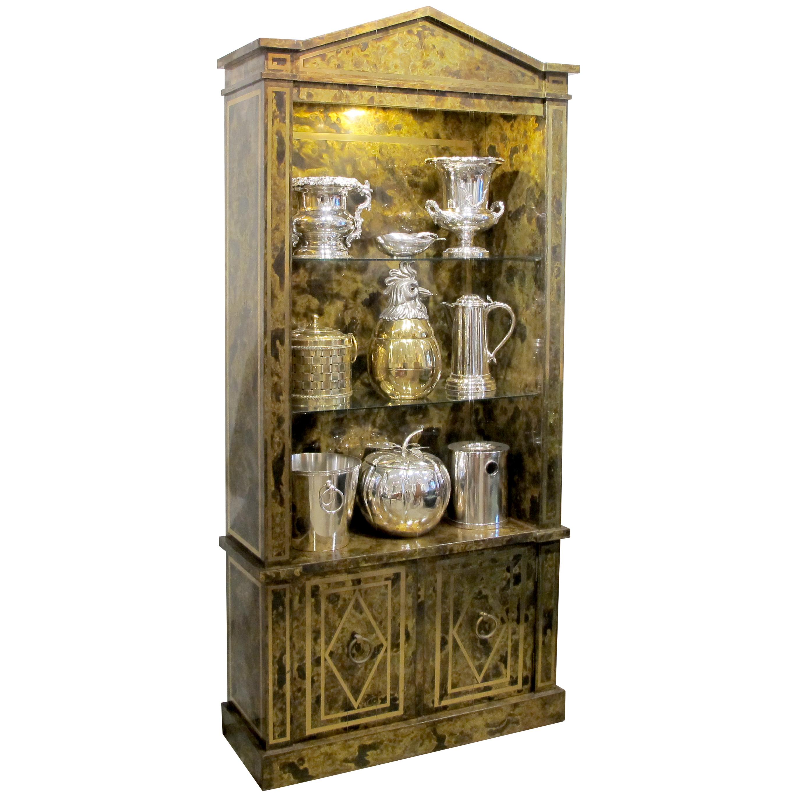 Il s'agit d'une vitrine espagnole datant des années 1970. Elle présente une combinaison frappante de feuilles de laiton et de cuivre, ce qui lui confère un effet riche et marbré qui rehausse son esthétique générale. La partie supérieure de la