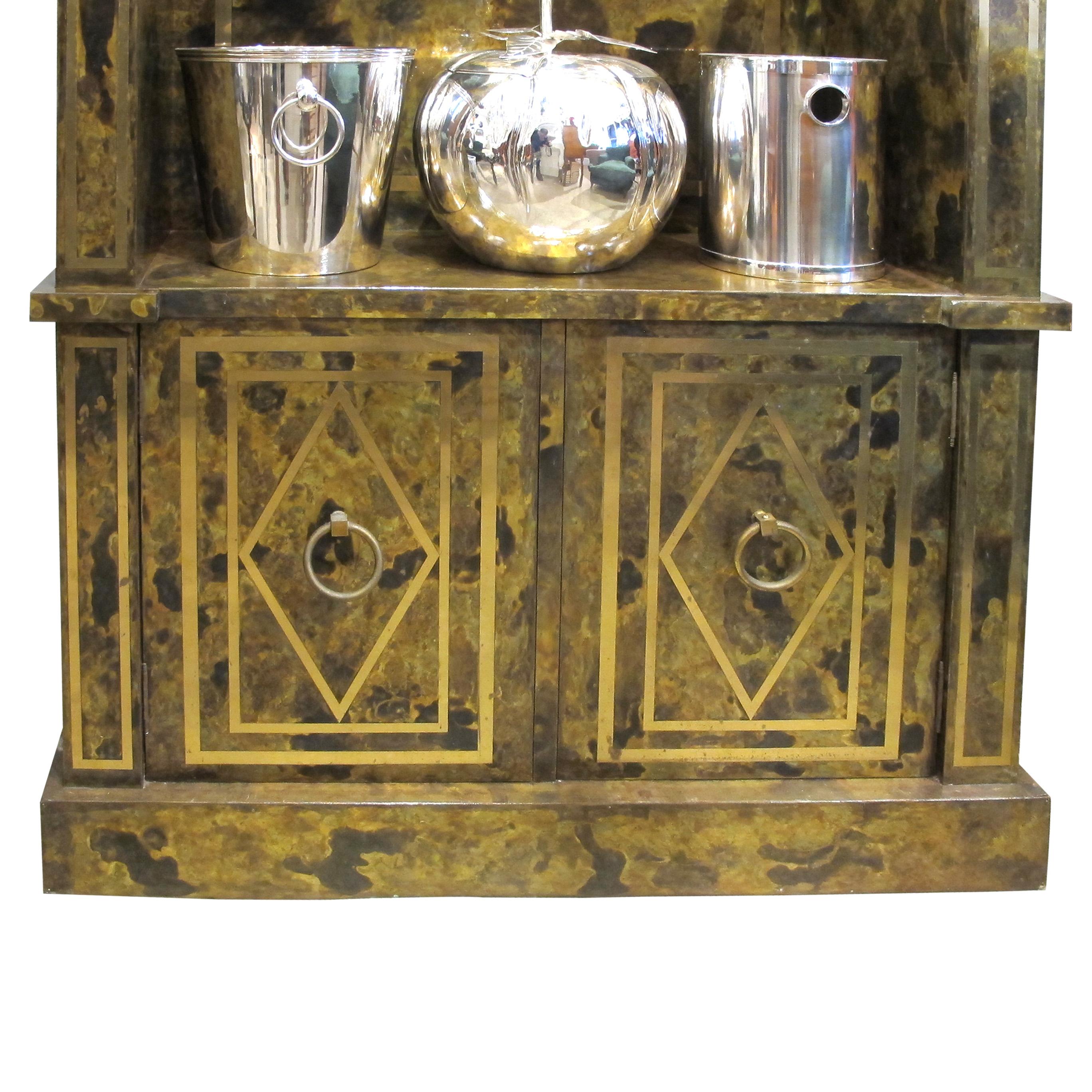 Espagnol 1970 Spanish Neo-Classical Style Brass Display Cabinet - Vitrine en vente
