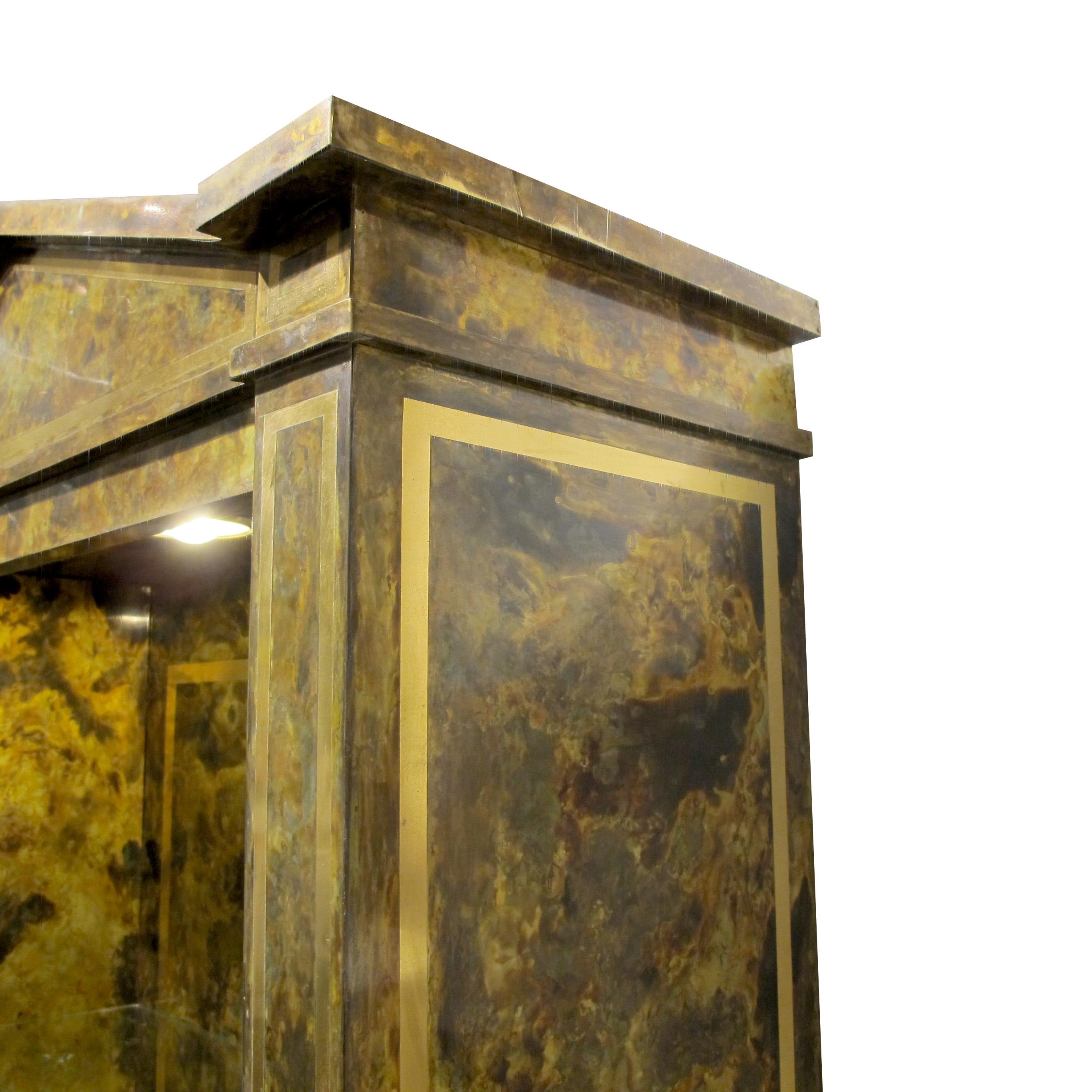 Fin du 20e siècle 1970 Spanish Neo-Classical Style Brass Display Cabinet - Vitrine en vente