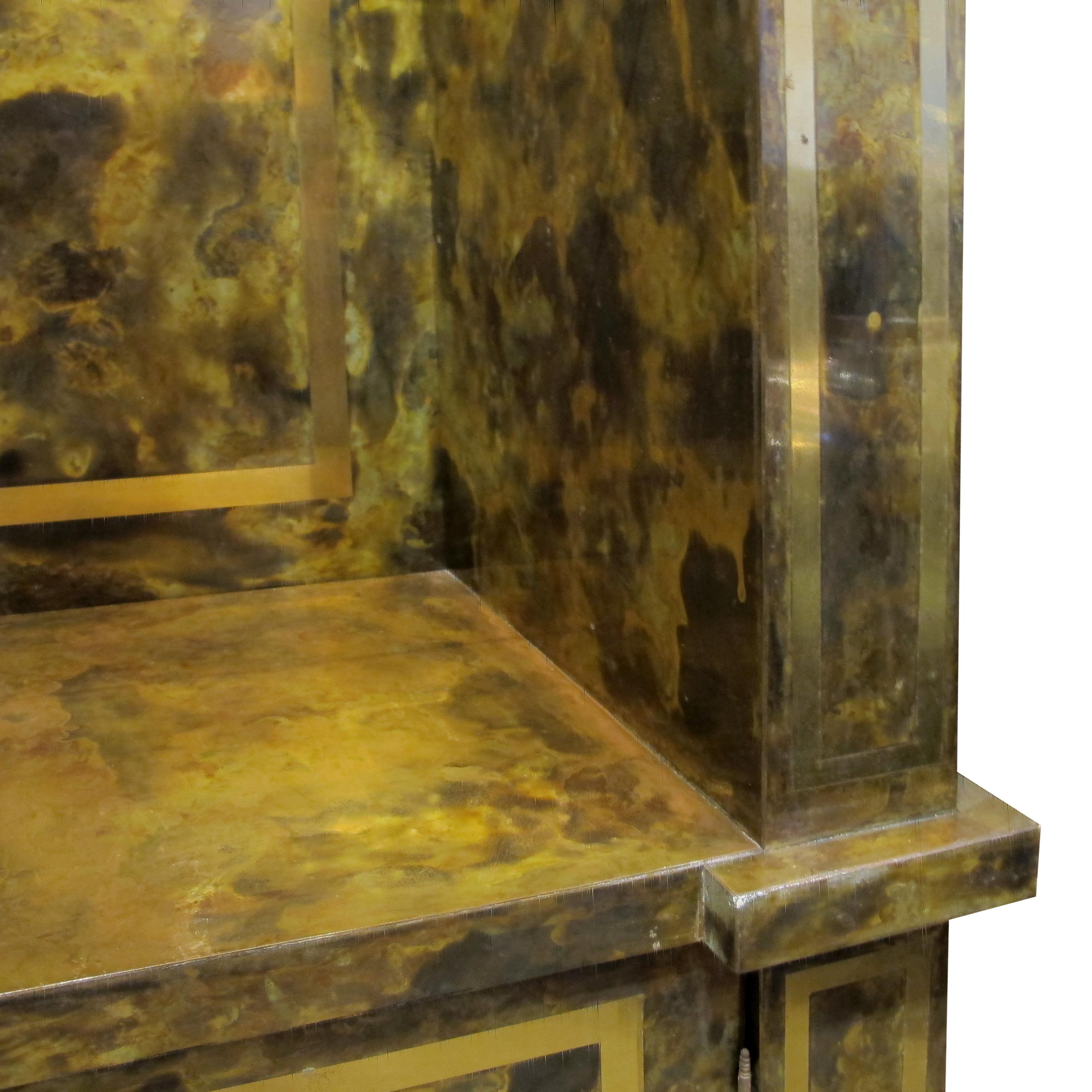 Laiton 1970 Spanish Neo-Classical Style Brass Display Cabinet - Vitrine en vente