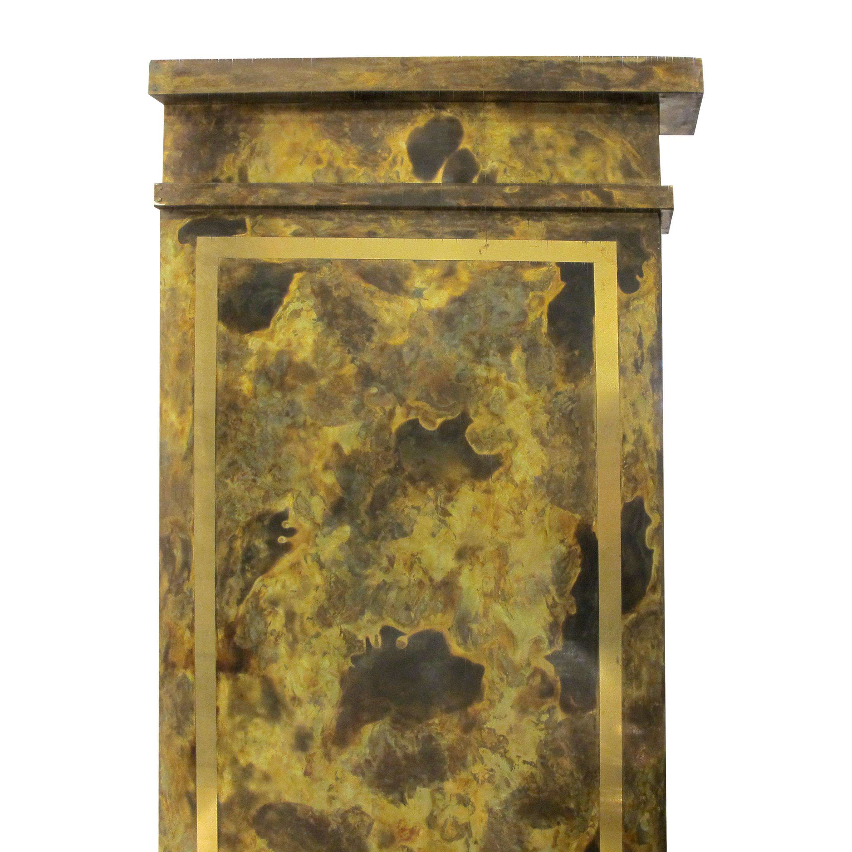 1970 Spanish Neo-Classical Style Brass Display Cabinet - Vitrine en vente 1