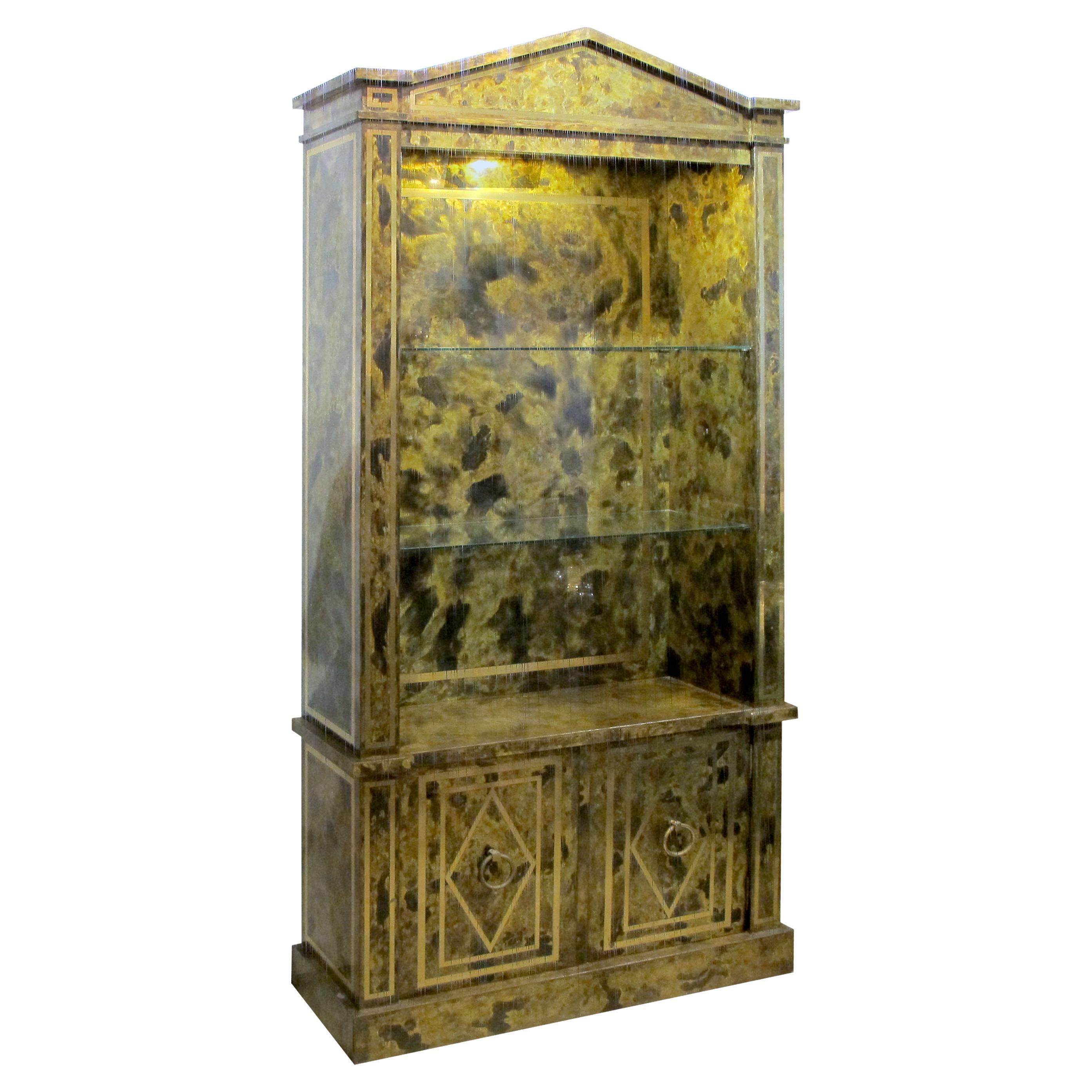 1970 Spanish Neo-Classical Style Brass Display Cabinet - Vitrine en vente