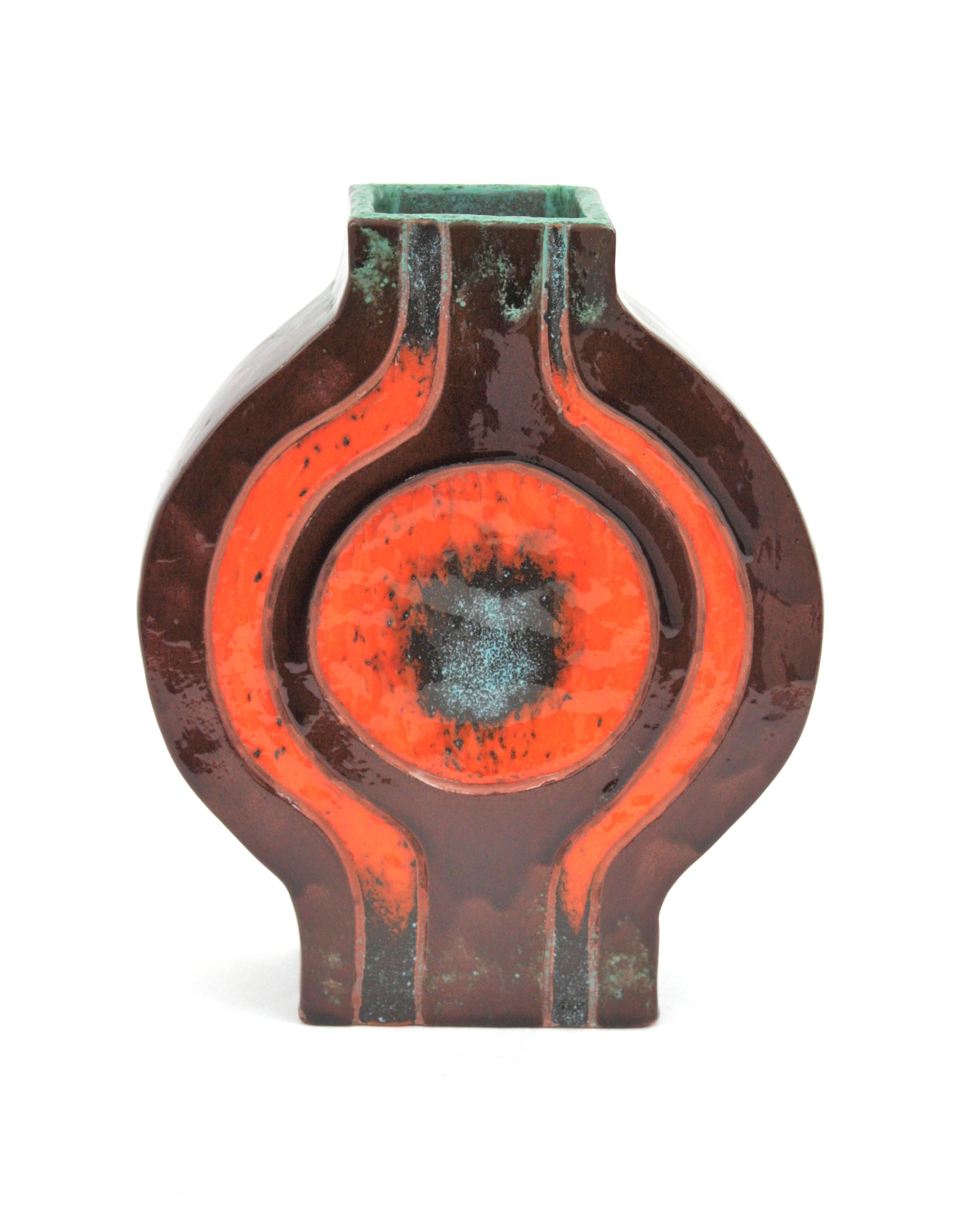 Auffällige geometrische Vase aus glasierter Keramik, Spanien, 1970er Jahre
Orangefarbene und braune Keramik mit türkisfarbenen Akzenten.
Zu verwenden als dekorative Vase, Blumenvase. Allein oder als Teil einer Keramiksammlung