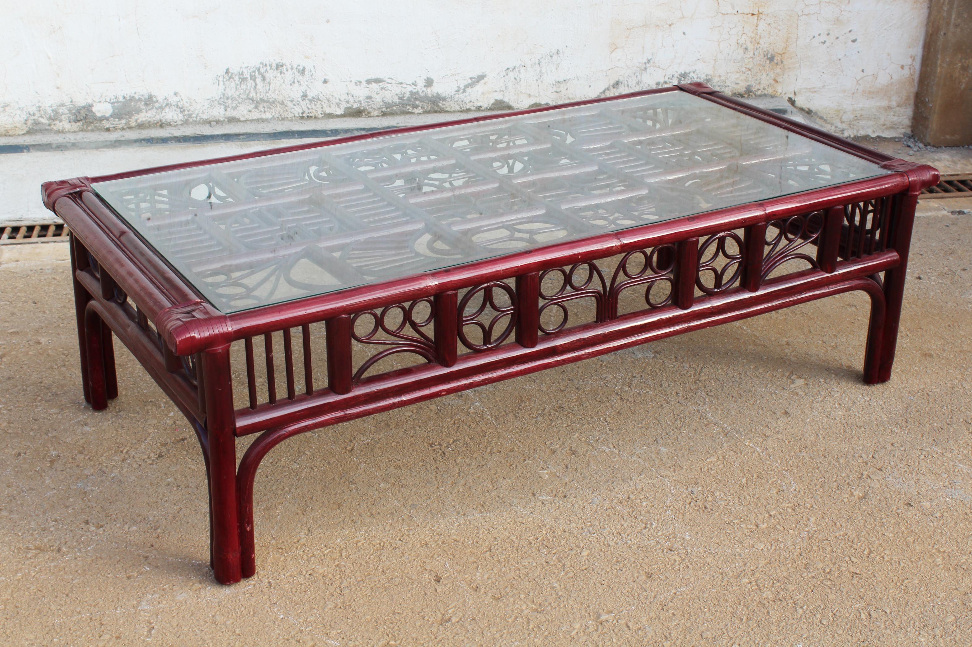 1970s Spanish Oriental Style Red Wooden Coffee Table with Leather Binds In Good Condition For Sale In Marbella, ES