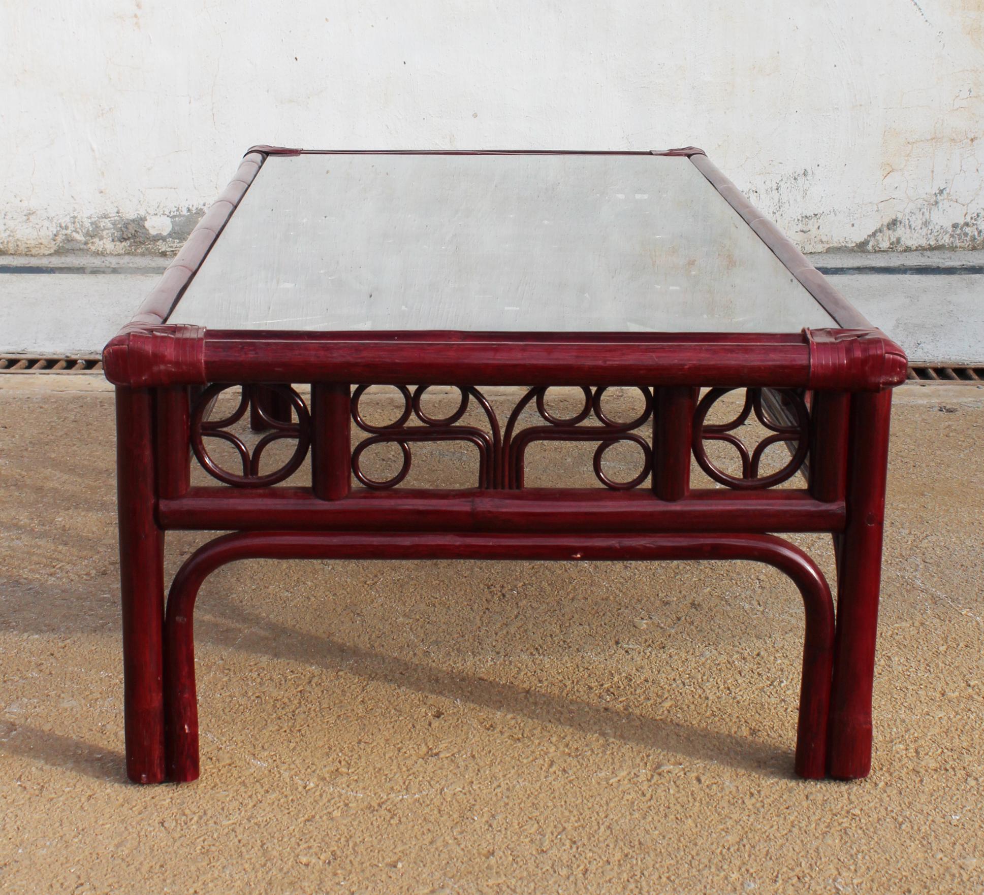 Mesa de centro de madera roja de estilo oriental español de los años 70 con encuadernaciones de cuero en Bueno estado para la venta en Marbella, ES