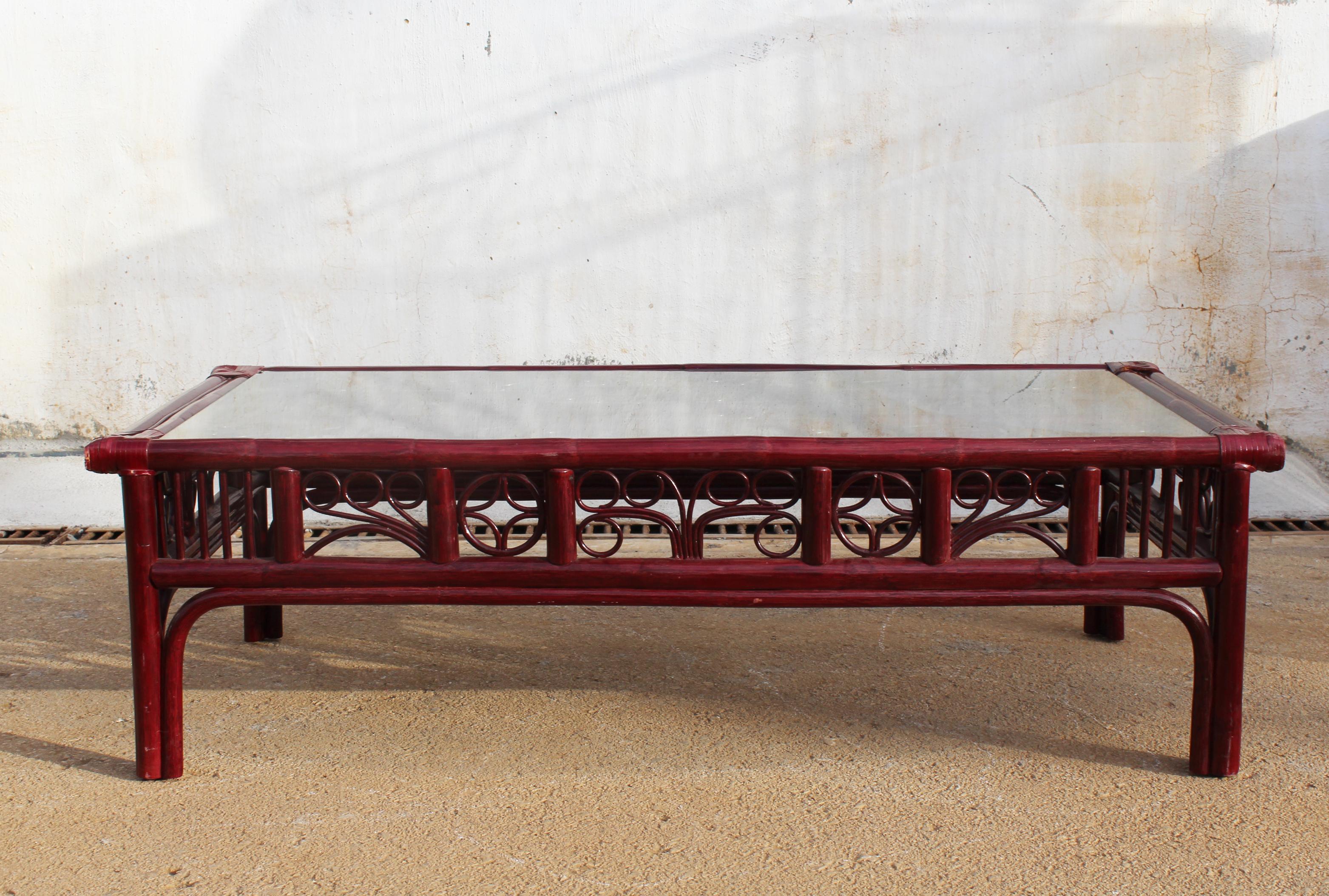 Bambou Table basse en bois rouge de style oriental espagnol des années 1970 avec supports en cuir en vente
