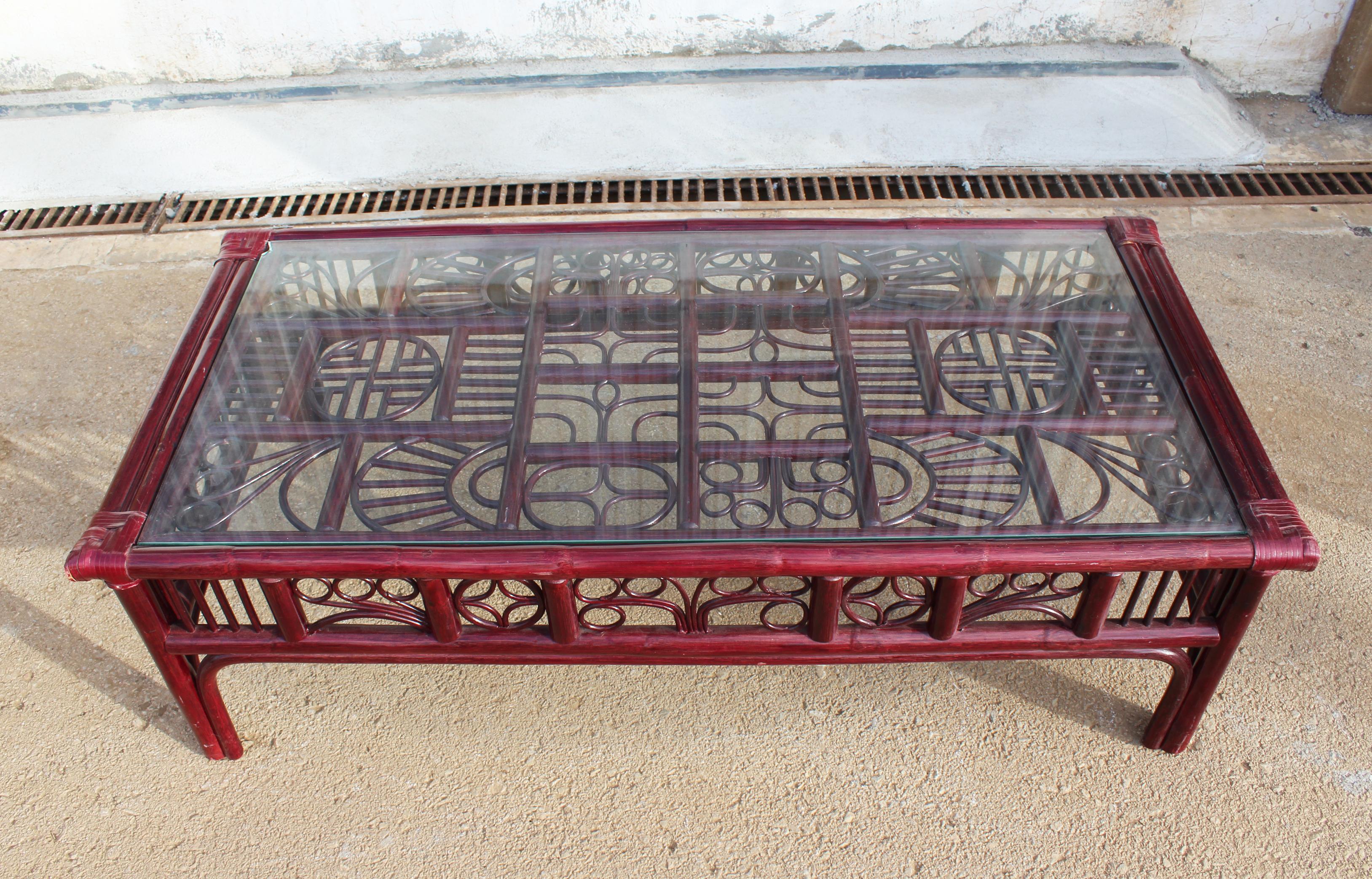 Mesa de centro de madera roja de estilo oriental español de los años 70 con encuadernaciones de cuero en venta 2