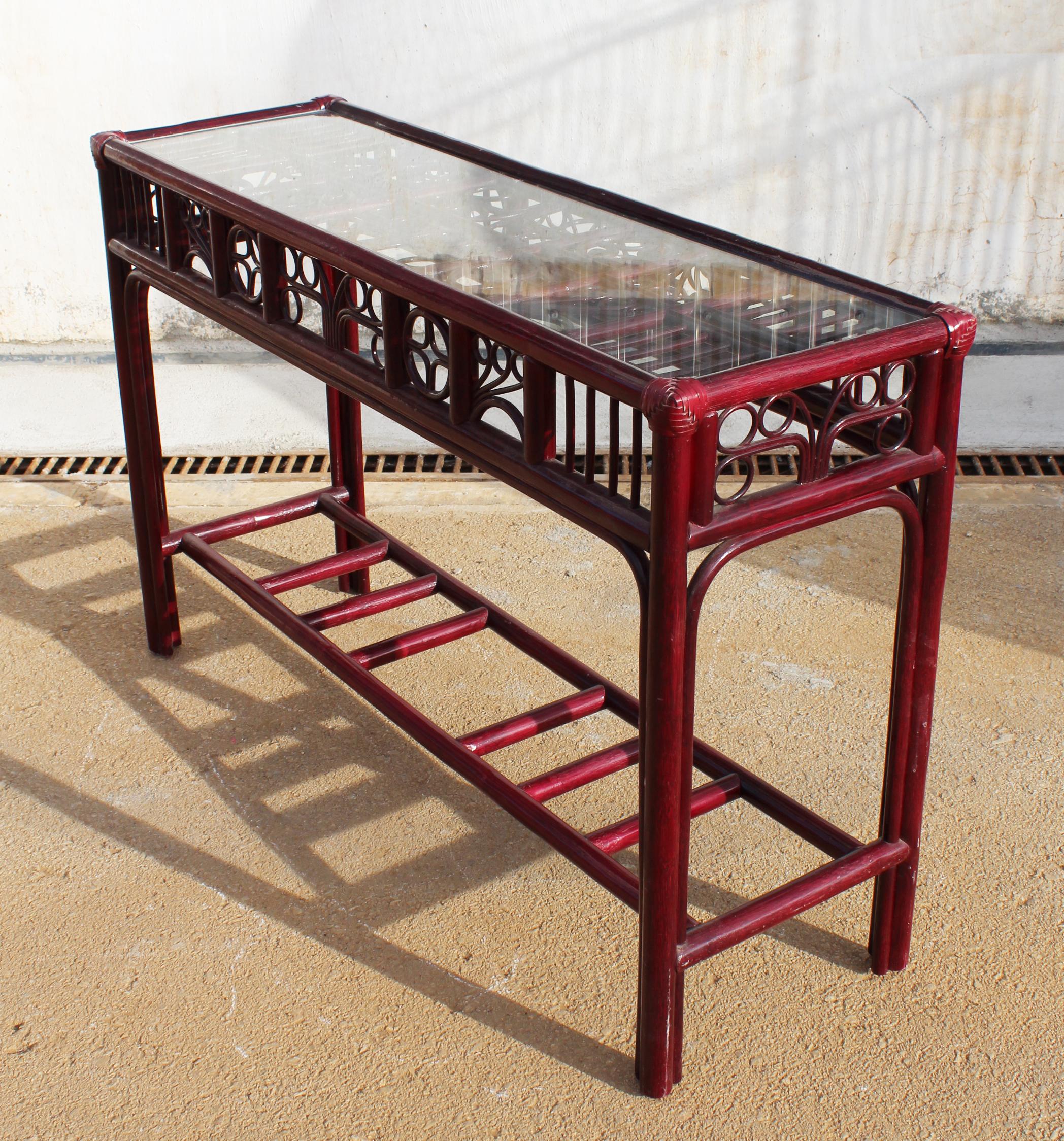 20ième siècle Ensemble commode et miroir en bois de style oriental espagnol des années 1970 avec supports en cuir en vente