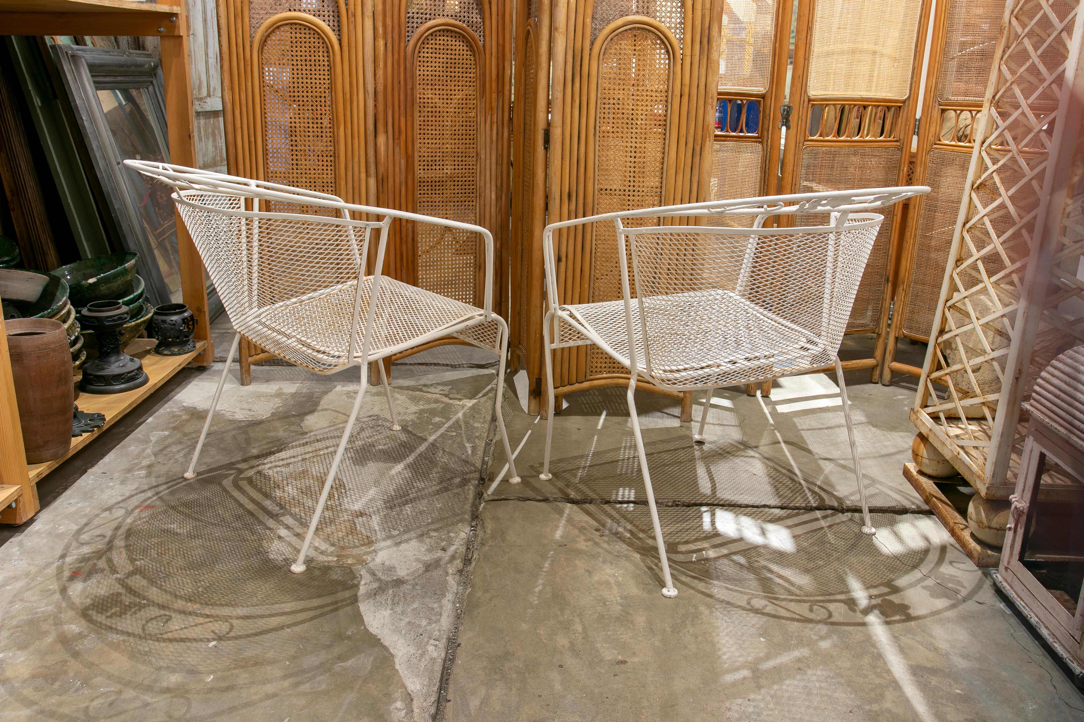 1970s Spanish Pair of Iron Garden Chairs in White Color In Good Condition For Sale In Marbella, ES