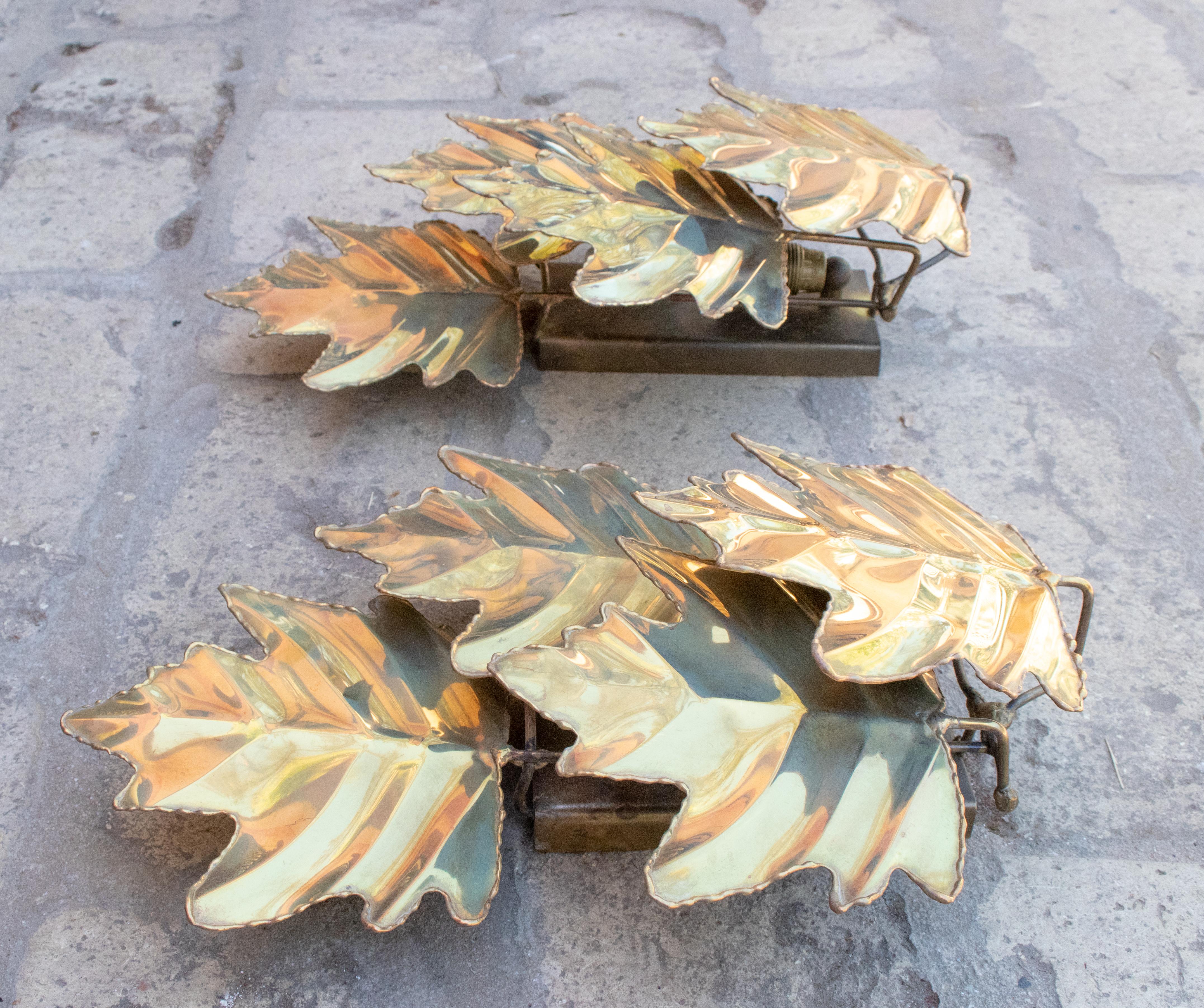 1970s Spanish Pair of Leave Shaped Brass Wall Lamps In Good Condition In Marbella, ES