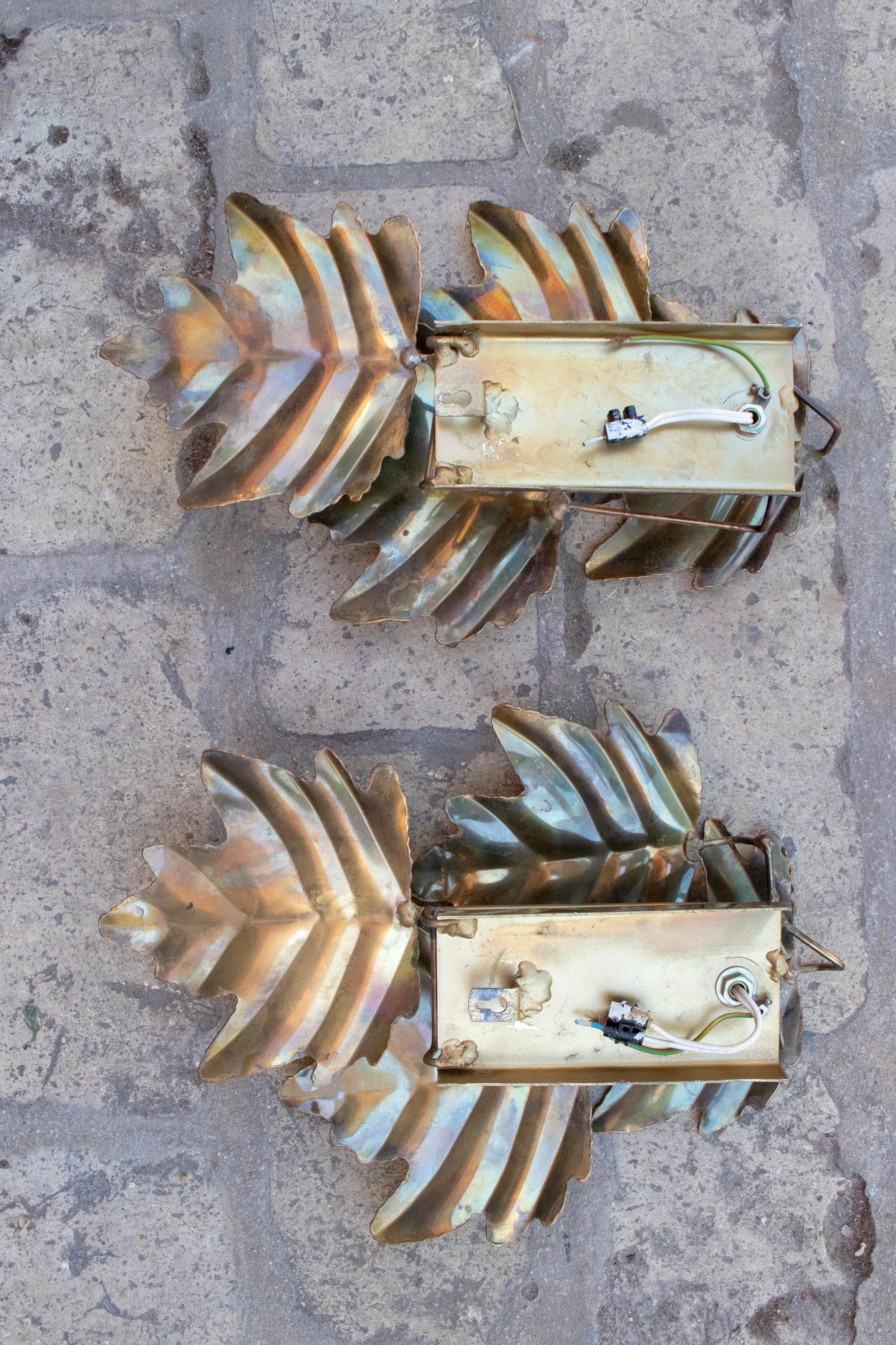 1970s Spanish Pair of Leave Shaped Brass Wall Lamps 2