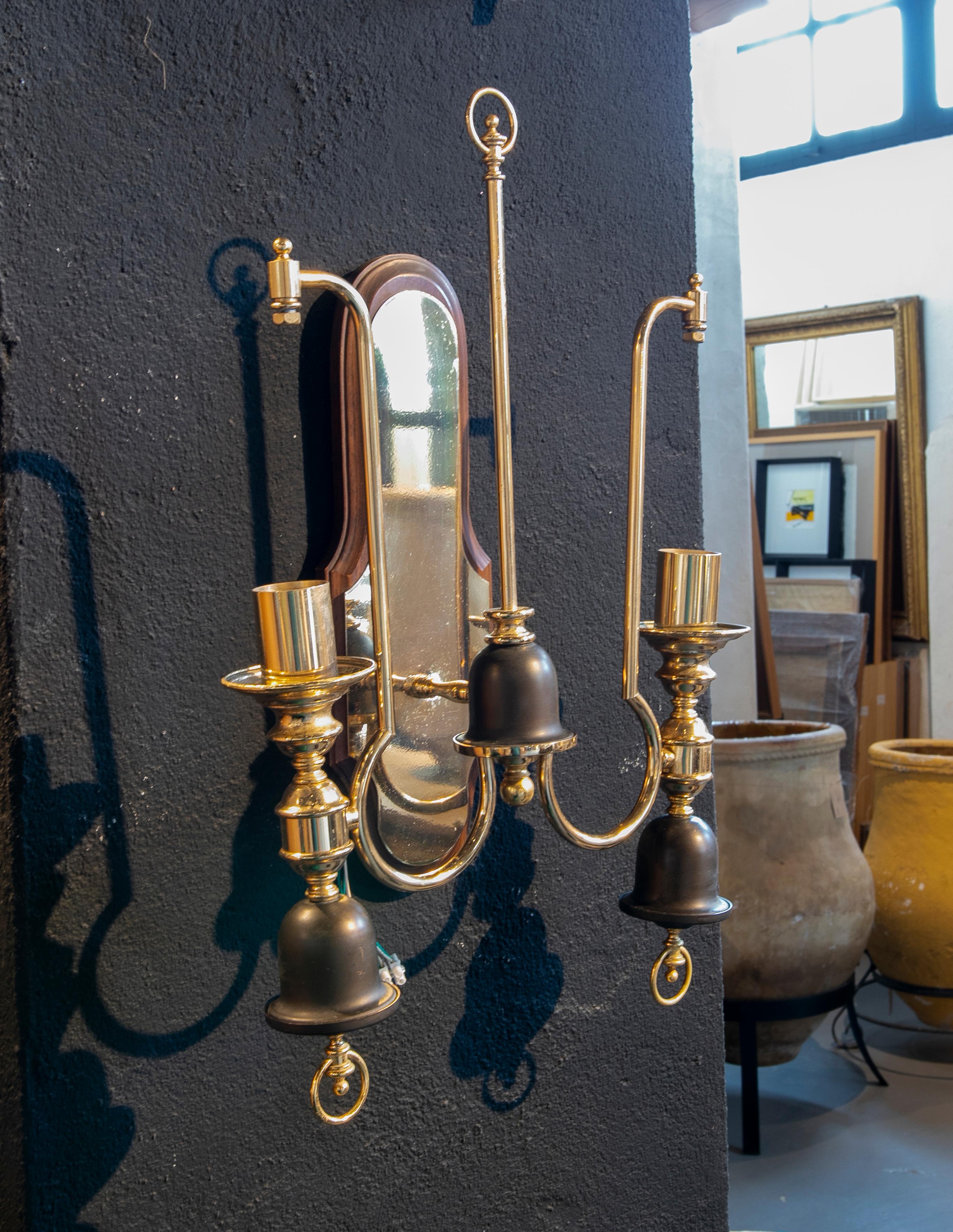 1970s Spanish Pair of Sconces in Gilded Metal and Wood In Good Condition For Sale In Marbella, ES