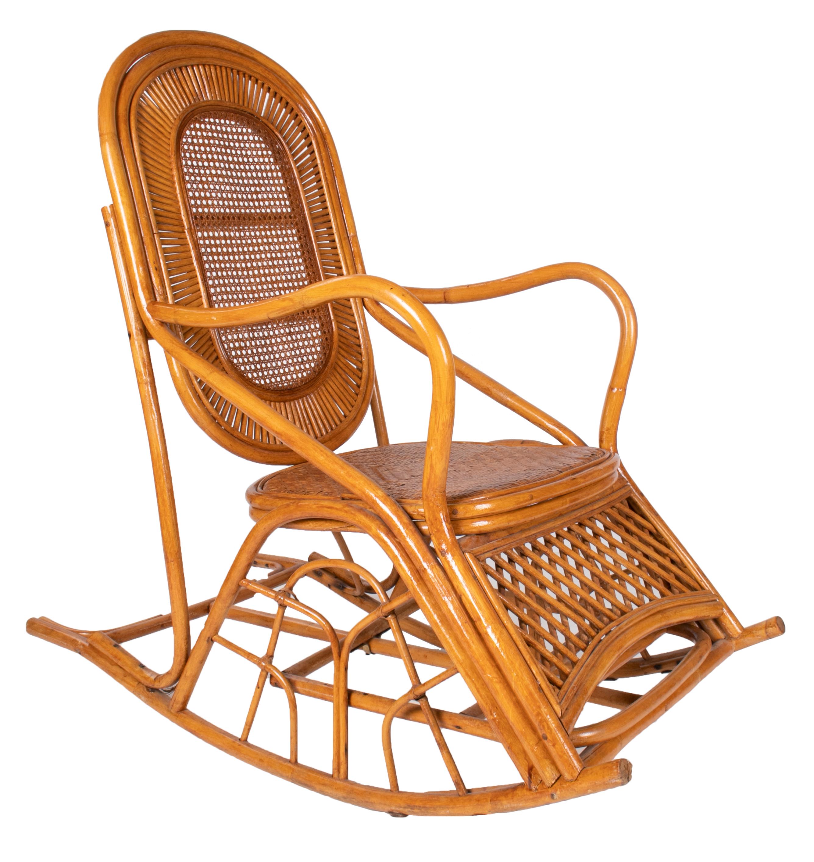 Espagnol Paire de fauteuils à bascule en bois et bambou, Espagne, années 1970  en vente